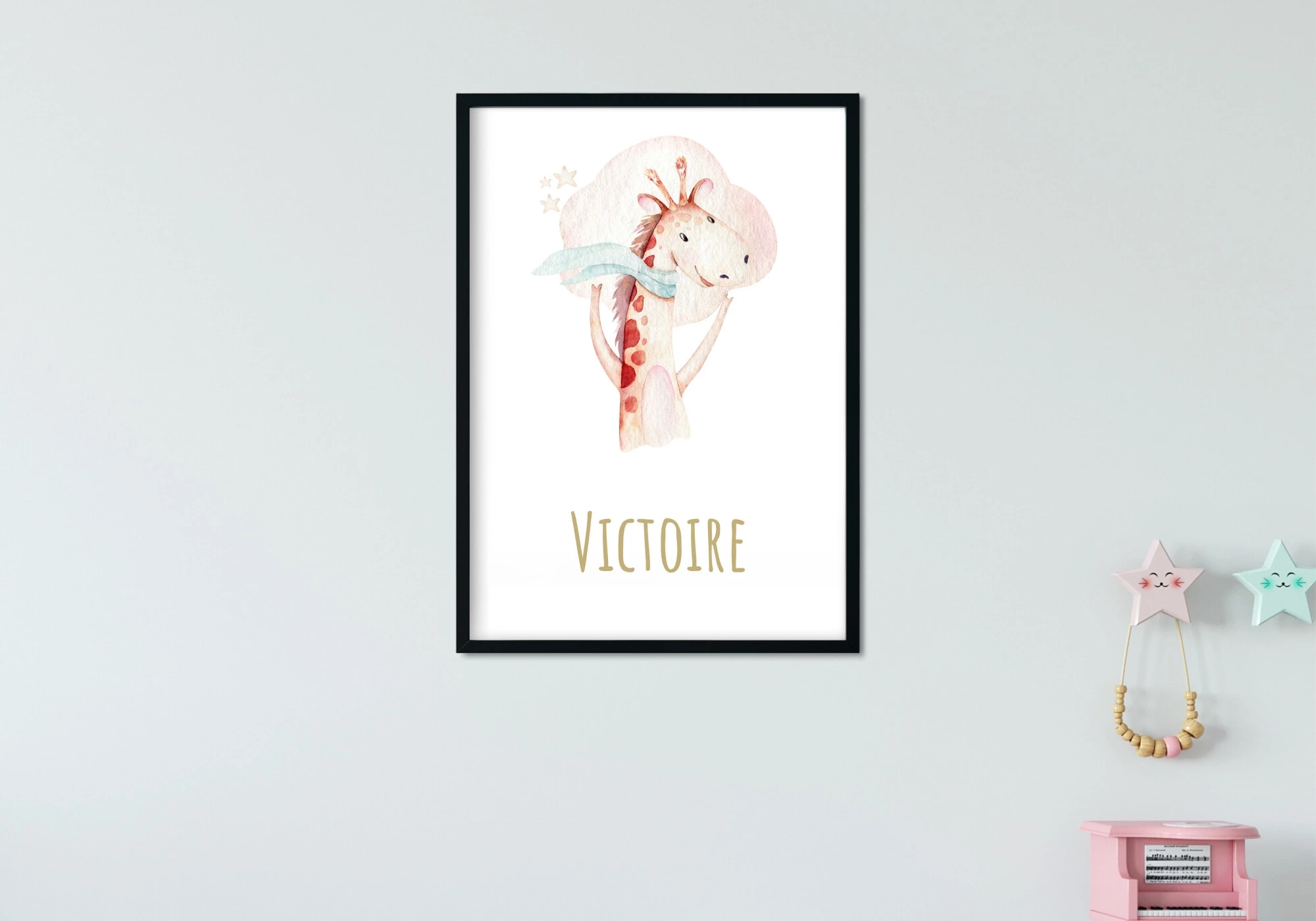 Poster aquarelle girafe en écharpe personnalisable pour chambre enfant.