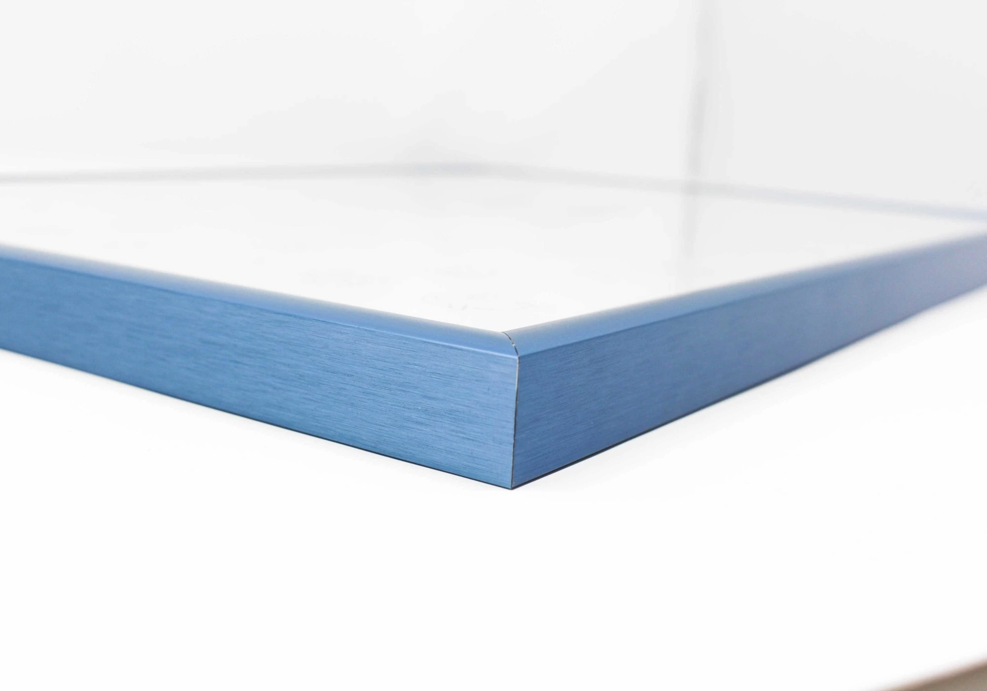 Cadre photo A2 élégant en aluminium bleu pour affiches du même format soit 42x59,4 cm.