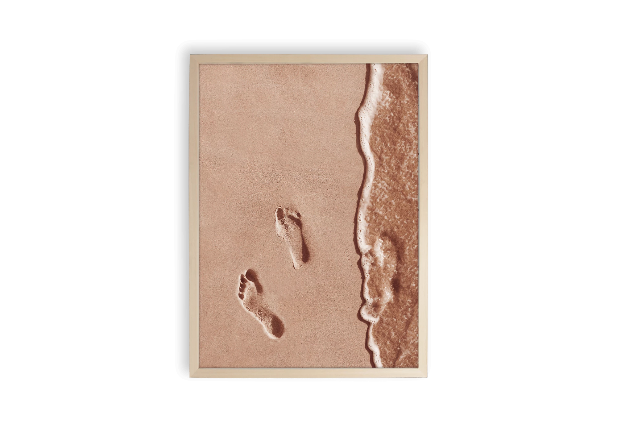 Photographie représentant des traces de pieds dans un sable lisse en bord de mer. Sentir la douceur du sable chaud sous les pieds, nous ne pouvons pas rêver mieux. Cette affiche apporte a coup sur un air de vacances dans votre intérieur.