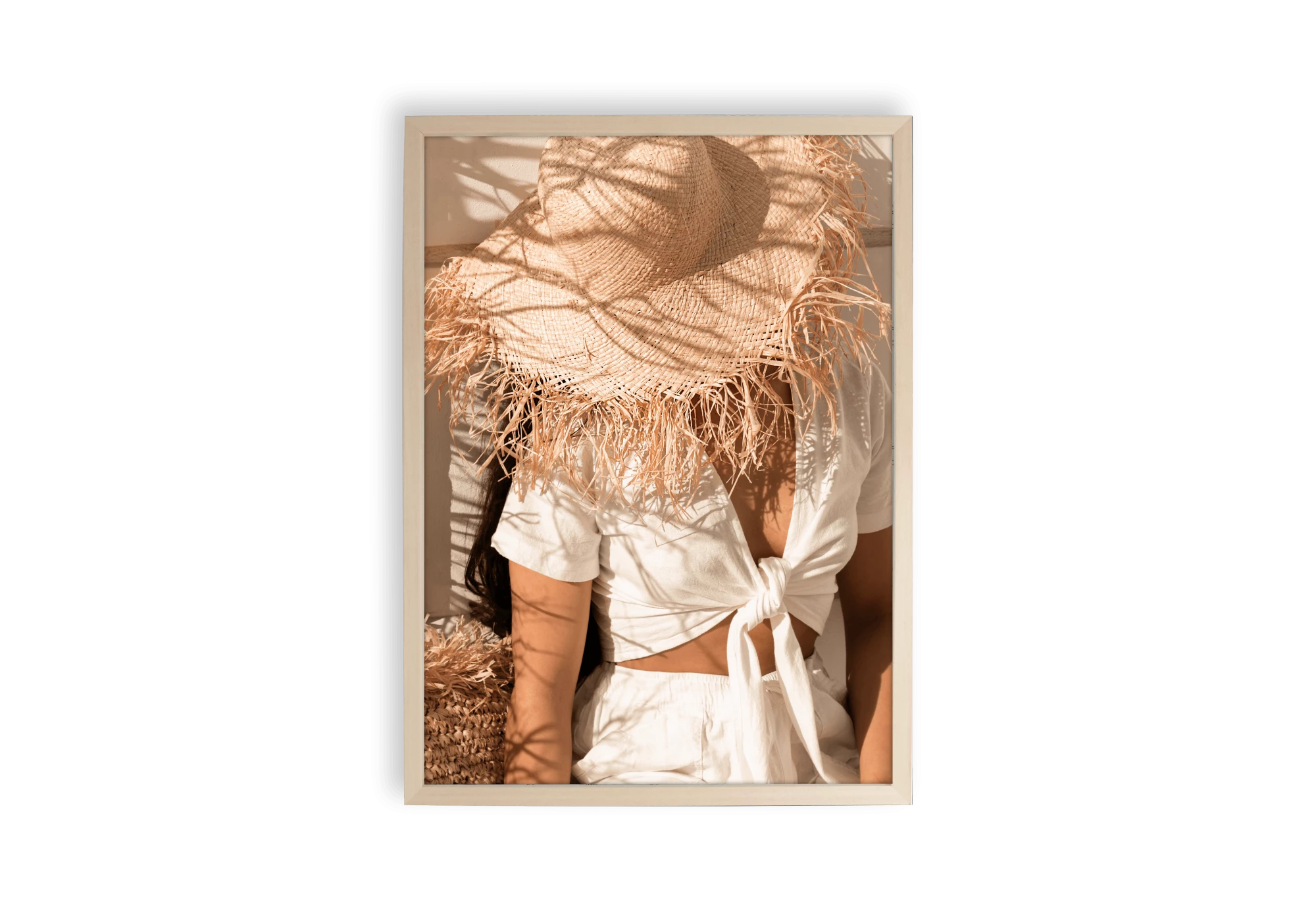 Affiche d'une femme habillée en blanc portant un chapeau de paille au soleil.