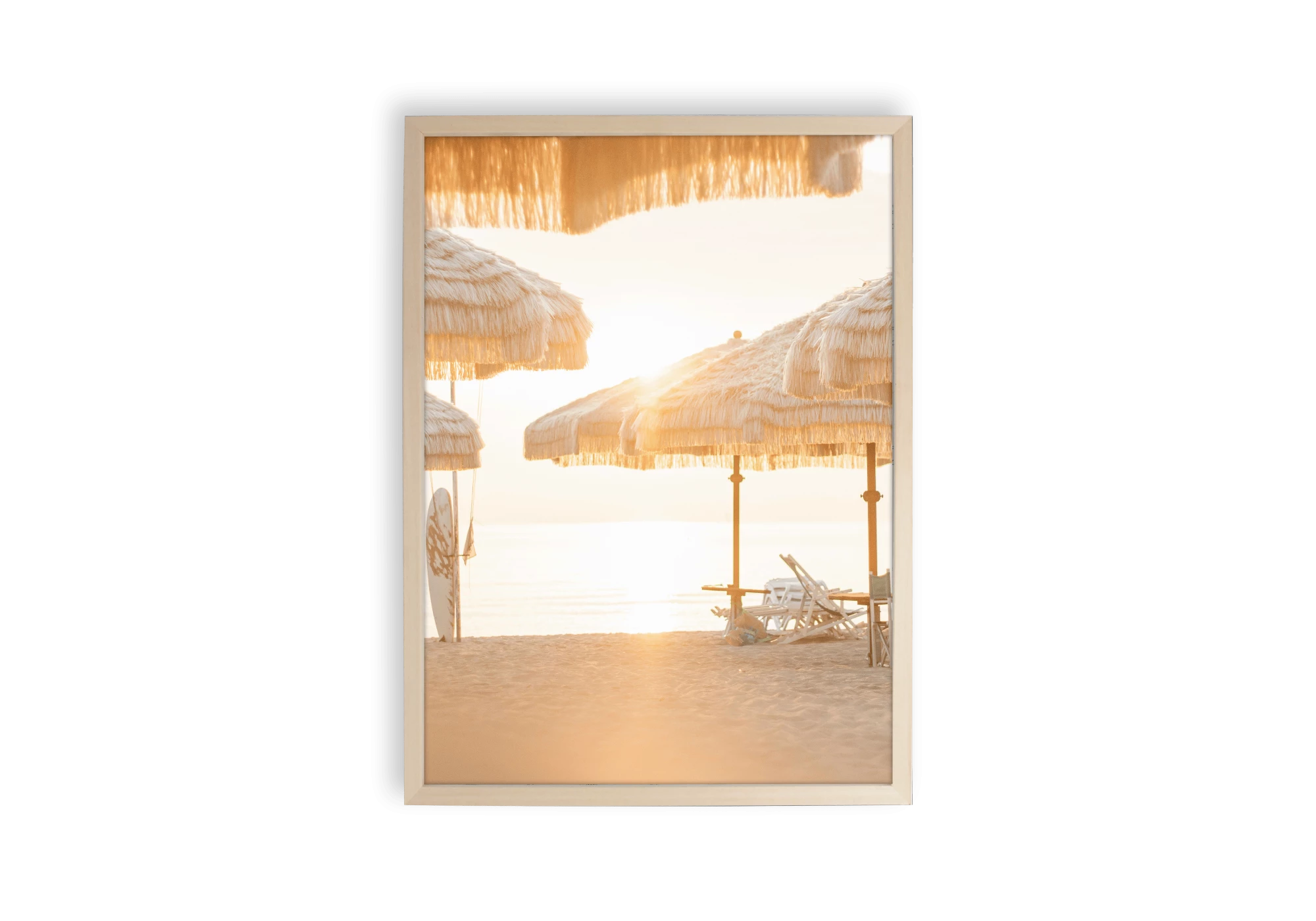 Poster our affiche d'un coucher de soleil sur une plage remplie de parasol en paille.