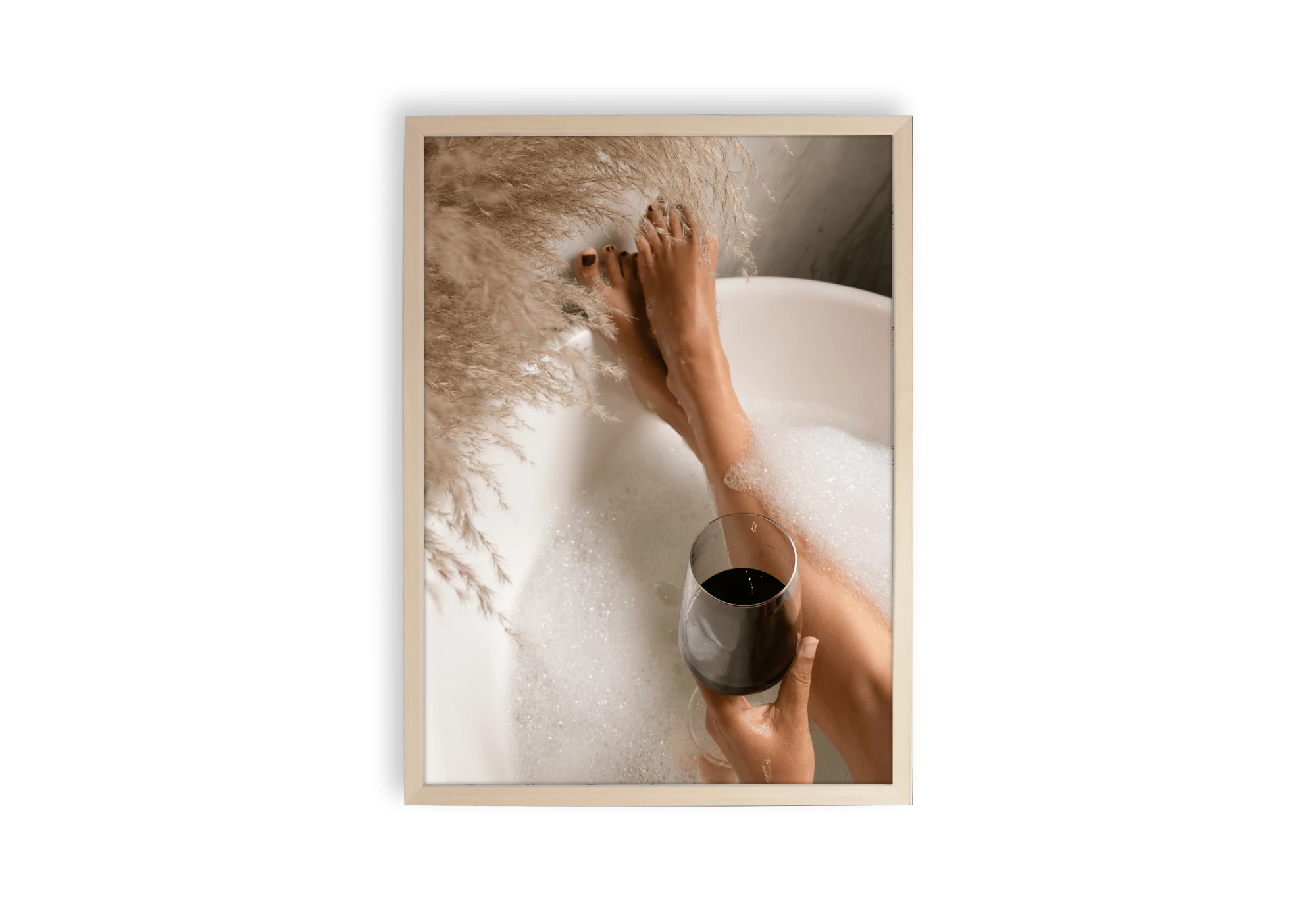 Femme prenant un bain avec un verre de vain dans la baignoire.