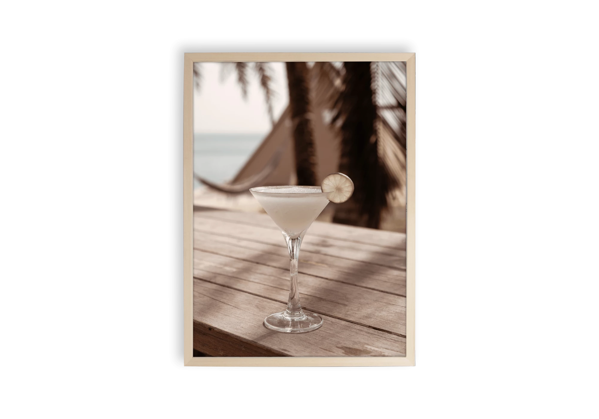 Affiche d'un cocktail posé sur une table en bord de mer.