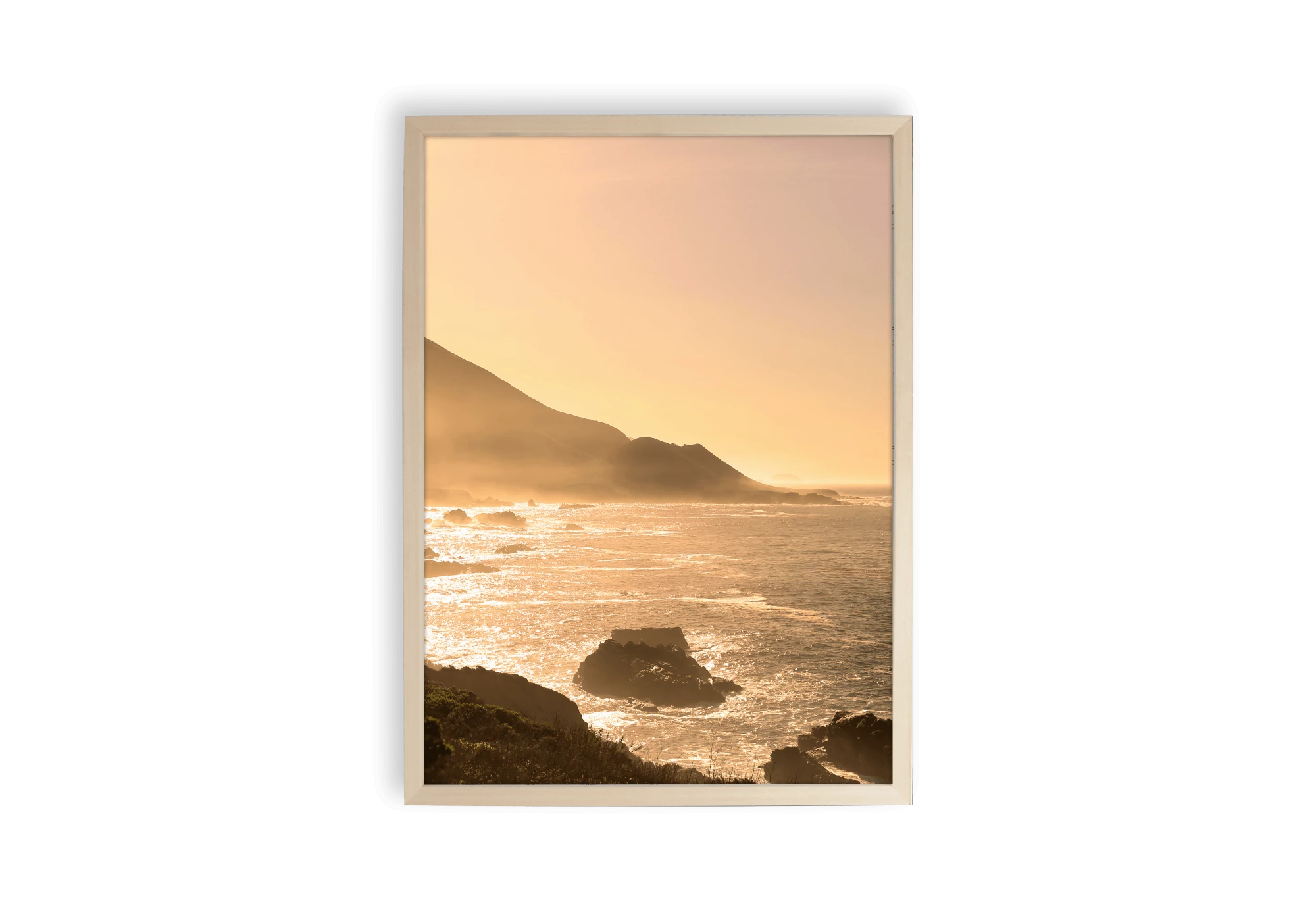 Photographie d'un coucher de soleil sur la côte. Cette affiche appose des tons de couleur jaunâtre.