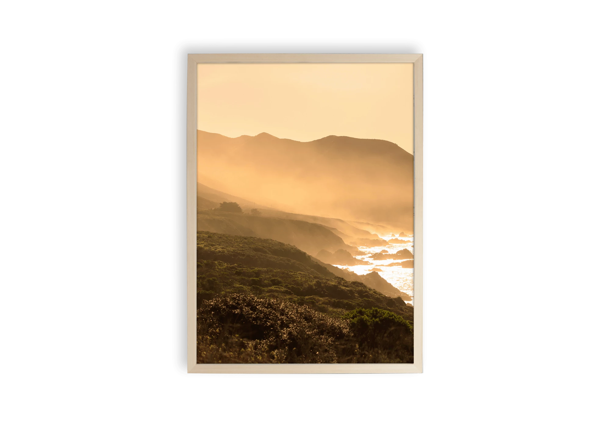 Photographie d'un coucher de soleil sur la côte. Cette affiche appose des tons de couleur jaunâtre.
