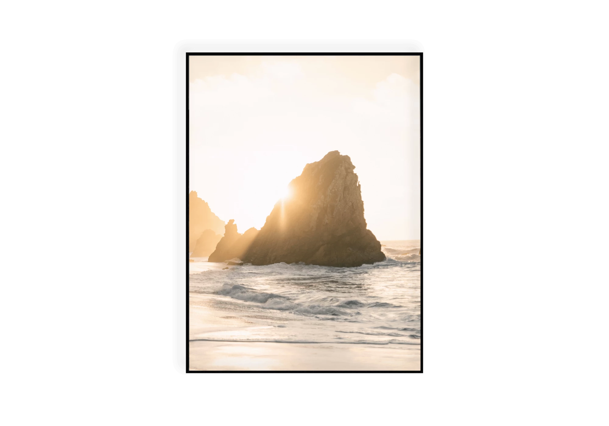 Affiche d'un coucher de soleil se plaçant derrière un roché.