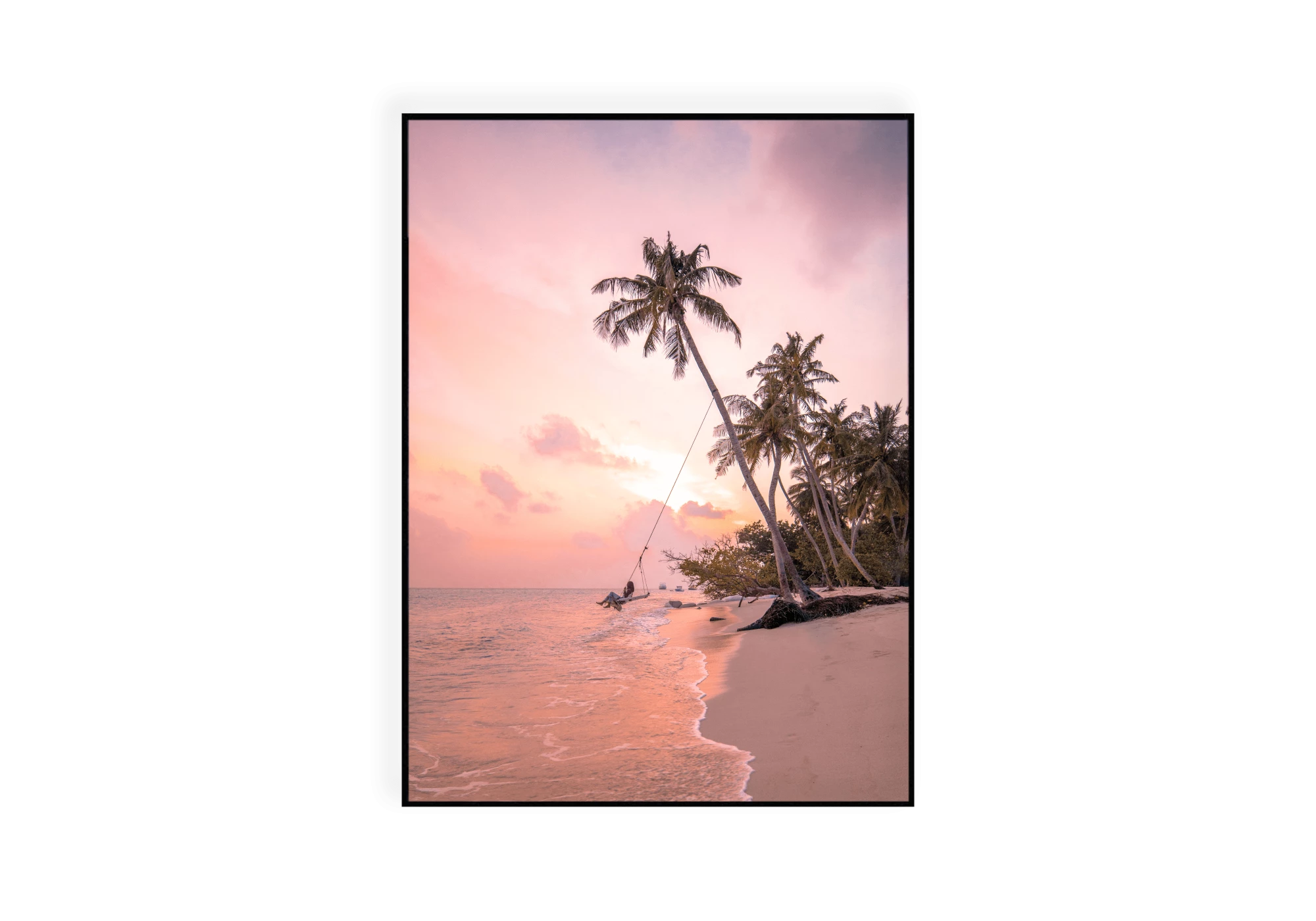 Photographie de palmiers sur le bord de la plage et l'océan en arrière-plan