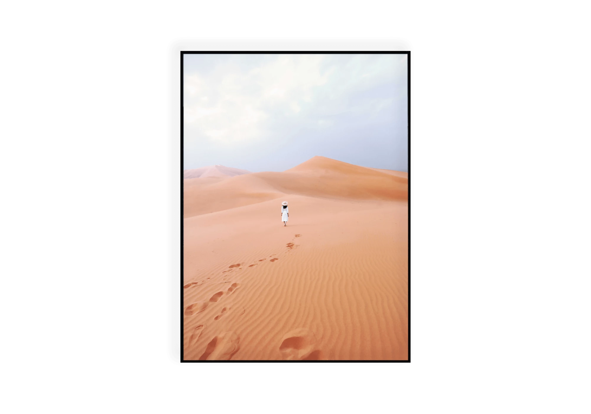 Photographie d'une femme vêtue de blanc marchant dans le désert.