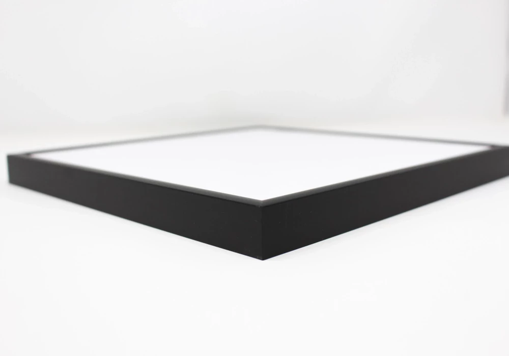 Cadre photo carre 15x15 cm élégant en aluminium noir mat pour affiches du même format soit 15x15 cm.