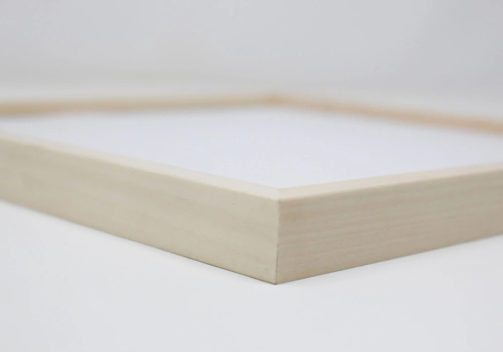 Couleur pour le cadre photo carre 15x15 en bois de tilleul et de couleur naturelle.