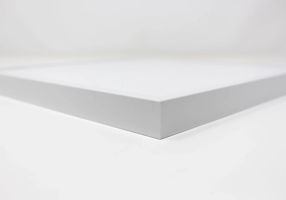 Cadre photo élégant en aluminium blanc pour affiches du même format soit 30x30 cm.