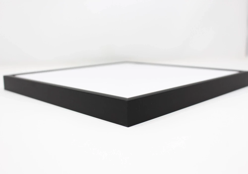 Cadre photo carré 50x50 élégant en aluminium noir mat pour affiches du même format soit 50x50 cm.