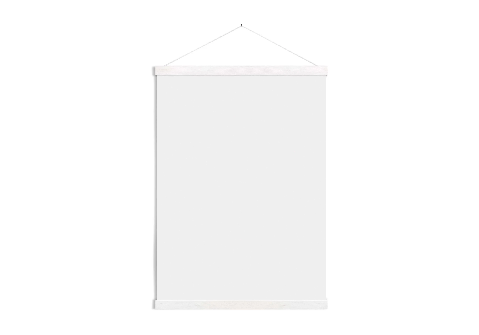 Baguettes de suspension en bois 71 cm avec cordelette pour suspendre le tout. Bois peint en blanc pour un design épuré