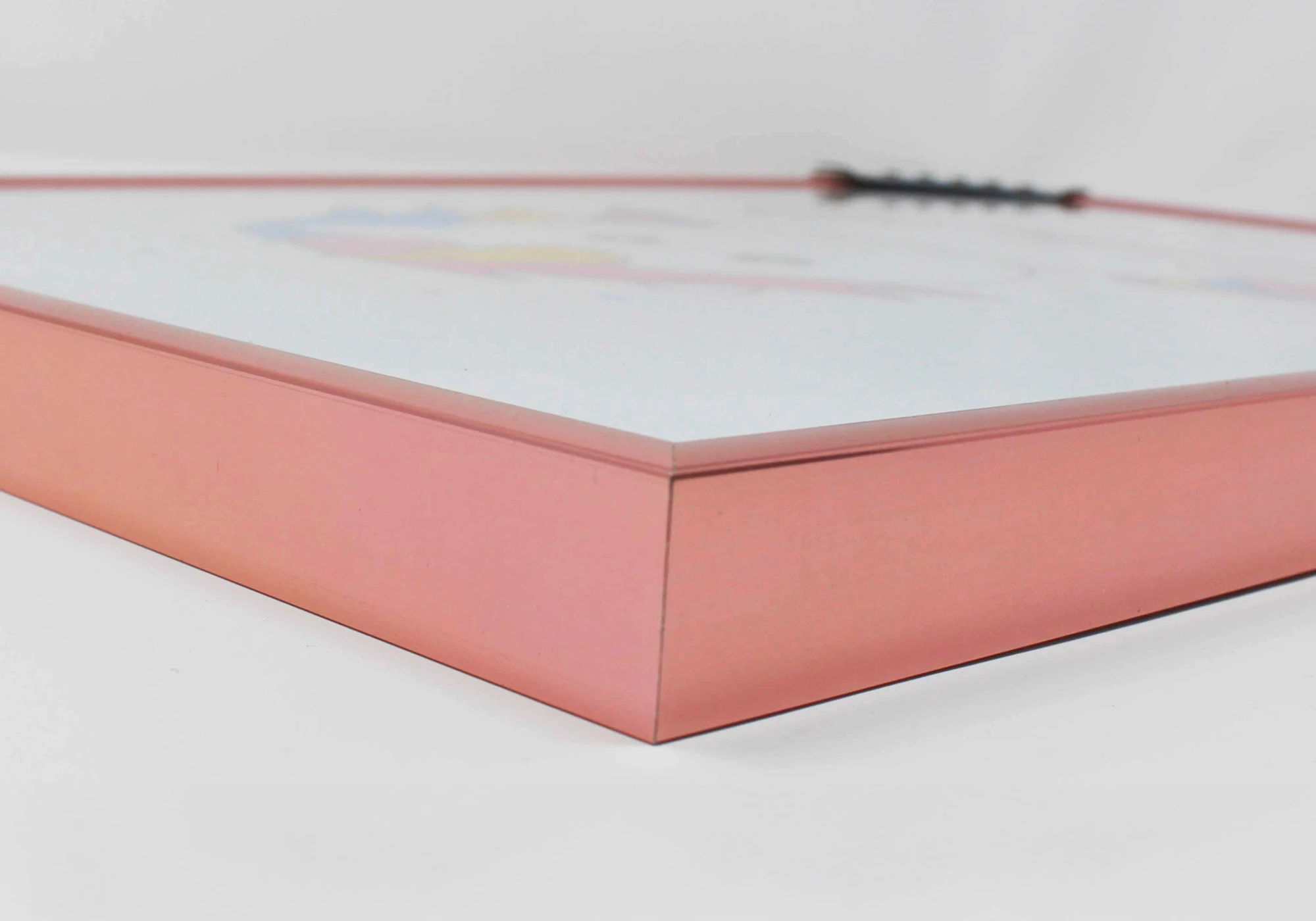 Cadre photo A3 élégant en aluminium rose pour affiches du même format soit 29,7x42 cm.