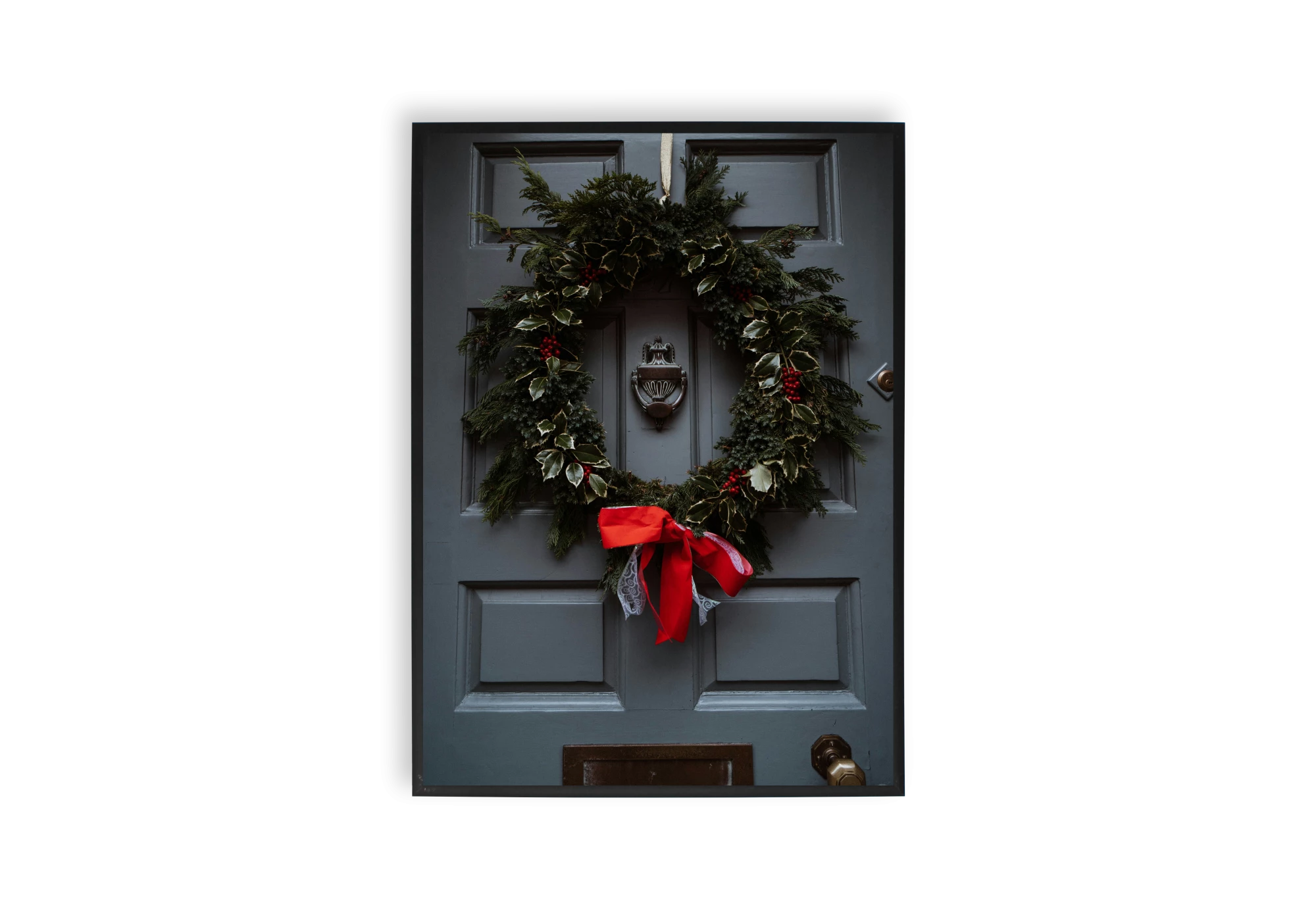 Cette affiche élégante montre un cadre de porte orné d'une couronne festive idéale pour sublimer votre intérieur. Parfaite pour une décoration de saison, elle apporte chaleur et convivialité à votre maison.