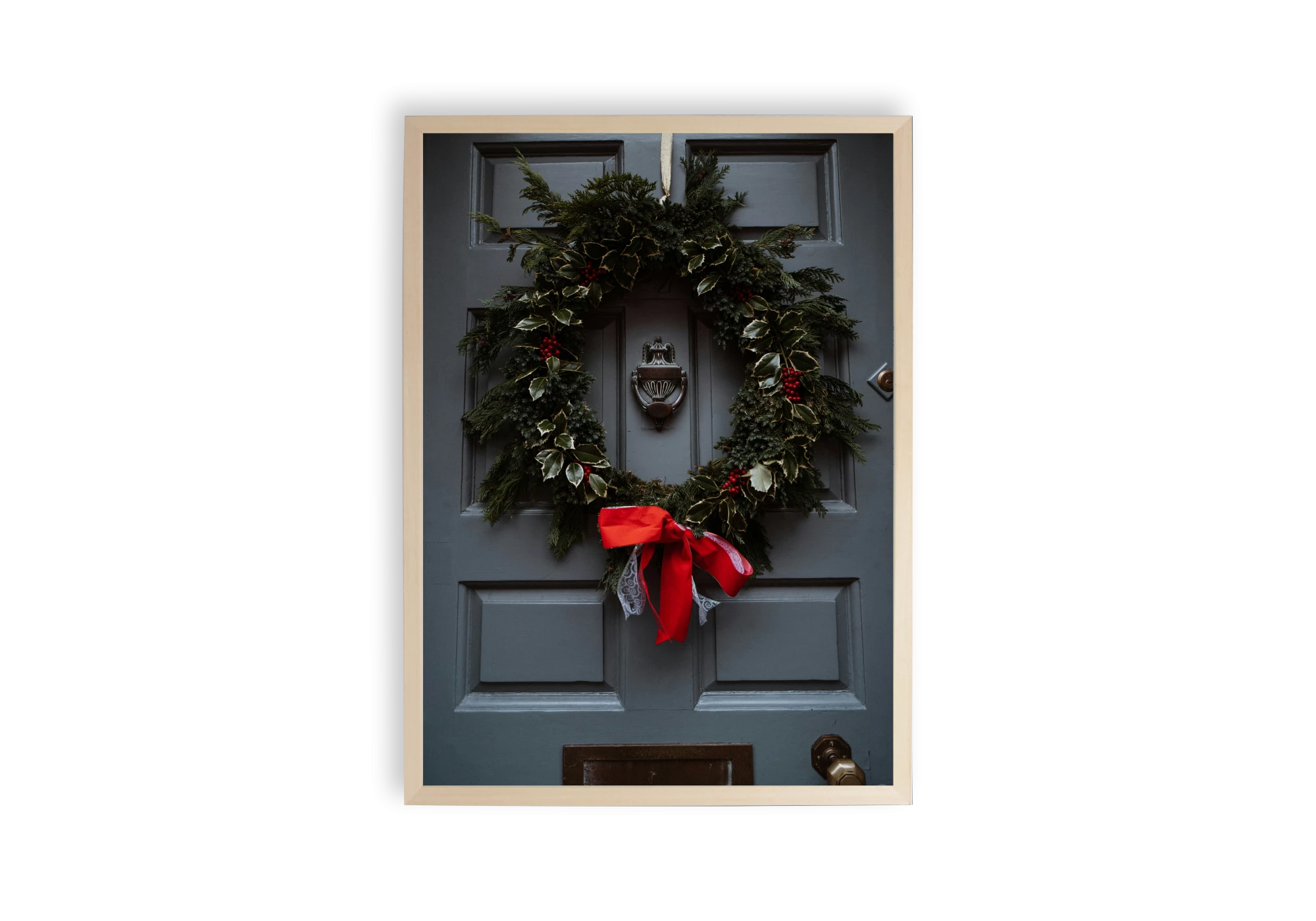Découvrez l'élégance intemporelle d'un intérieur accueillant avec ce poster d'une couronne de Noël sur une porte classique. Parfait pour ajouter une touche de charme traditionnel à vos affiches décoratives de maison.