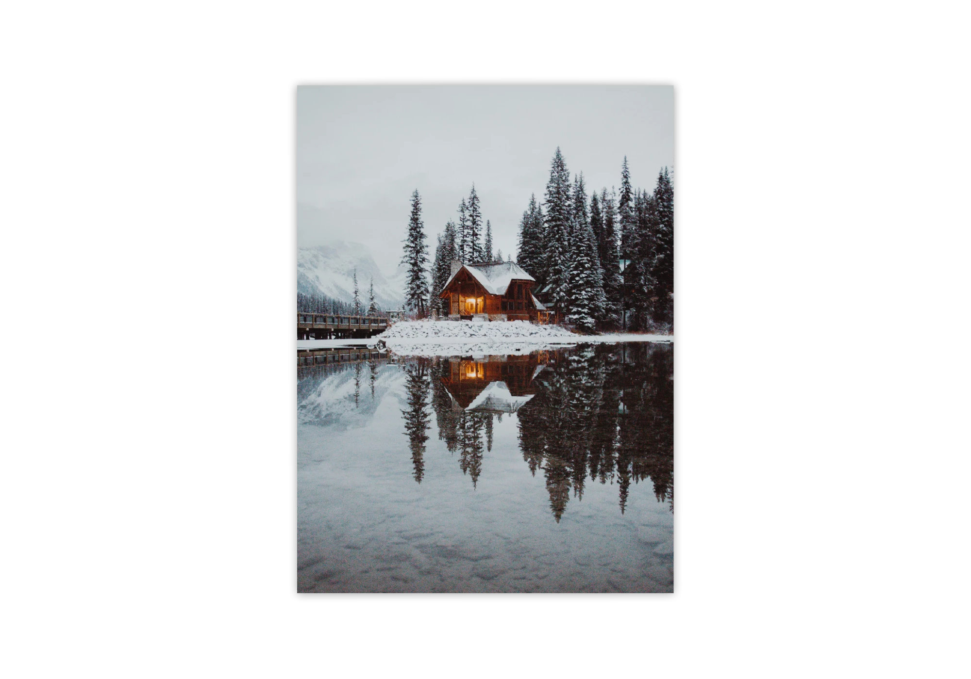 Cette affiche représente un chalet pittoresque entouré de neige et de sapins, offrant une ambiance chaleureuse et sereine. Parfait pour décorer l'intérieur de votre maison et apporter une touche d'évasion et de tranquillité. Idéal pour être encadré dans un cadre élégant.
