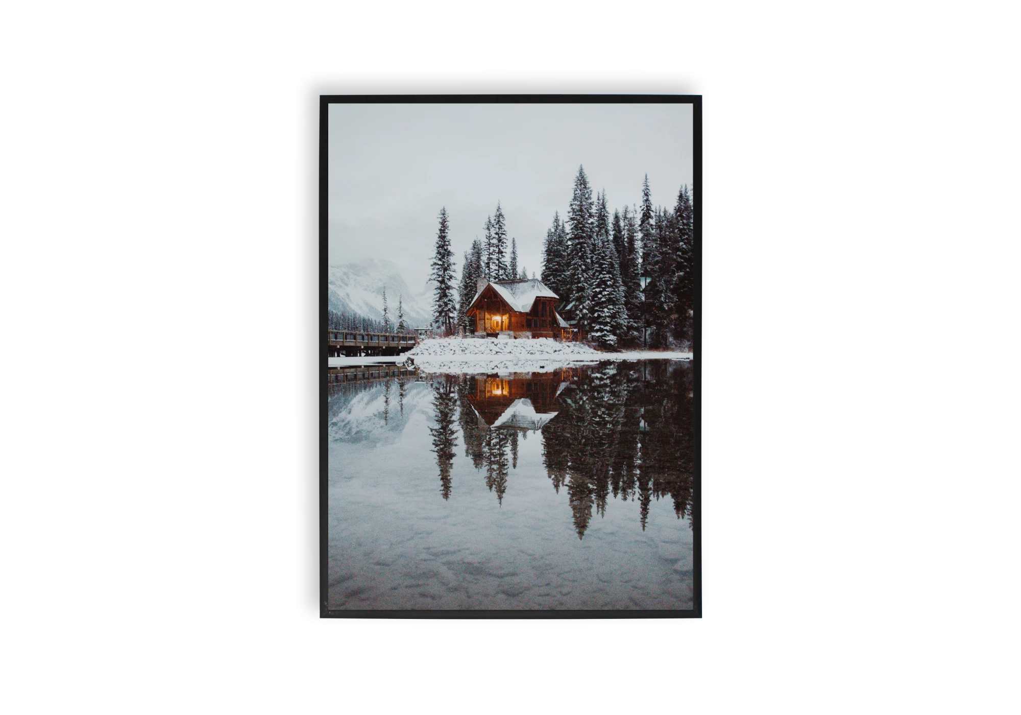 Découvrez la sérénité d'un chalet enneigé bordant un lac paisible. Ce poster à encadrer est idéal pour embellir votre intérieur, apportant une touche de calme et de nature dans votre maison. Les affiches d'art encadrées rehaussent chaque espace, invitant à la contemplation et à l'évasion.