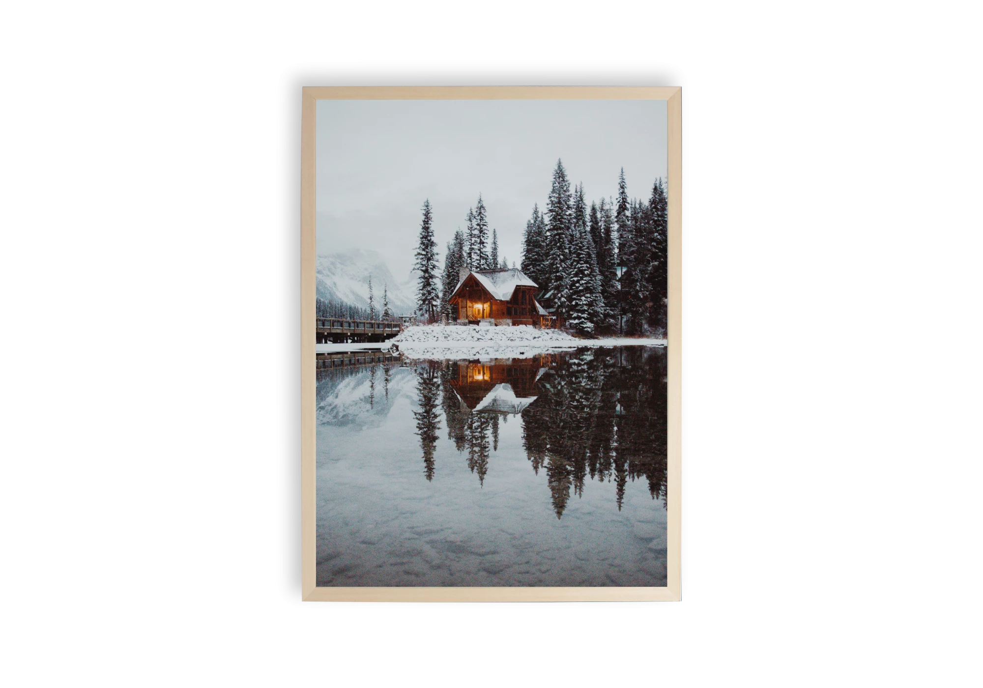 Découvrez l'élégance d'une maison en hiver avec ce poster captivant. Idéal pour embellir votre intérieur, ce cadre réfléchit une tranquillité apaisante avec une cabane enneigée et un paysage serein. Transformez votre espace avec cette affiche unique aux détails enchanteurs.