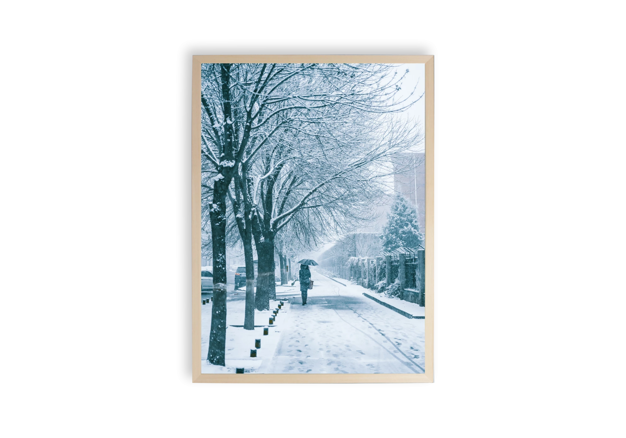Ajoutez une touche de sérénité à votre intérieur avec cette affiche représentant une scène hivernale paisible. Cette photographie dépeint une rue silencieuse sous la neige, capturant un moment calme idéal pour décorer votre maison. Parfait pour les amateurs d'affiches et de design intérieur.