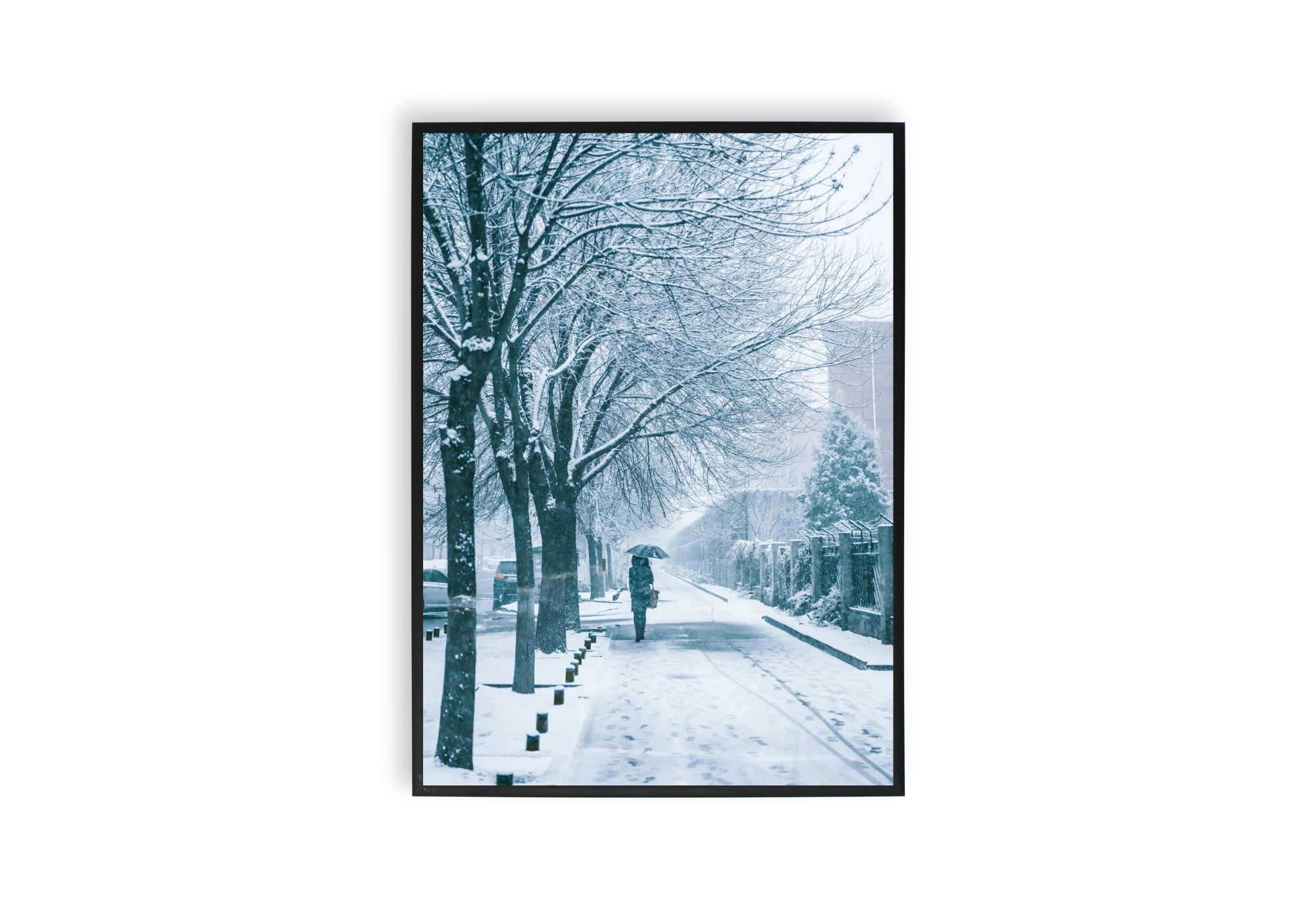 Cette affiche élégante capture la beauté d'une rue enneigée, idéale pour embellir votre intérieur. Agrémentez-le d'un de nos cadres noirs pour accentuer la scène paisible, parfaite pour la maison. Ajoutez une touche artistique avec ce poster photographique d'hiver.