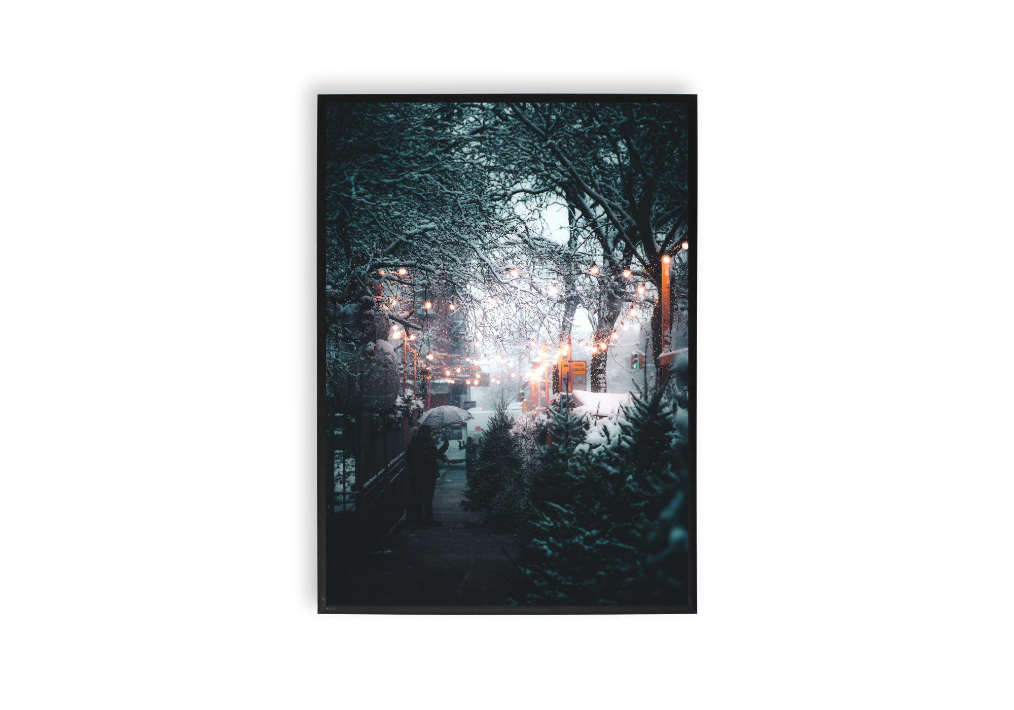 Cette affiche captivante montre une scène hivernale magique, parfaite pour embellir votre maison. Le décor élégant met en valeur les lumières scintillantes et le calme enchanteur, ajoutant une touche de sérénité et de charme à votre intérieur.