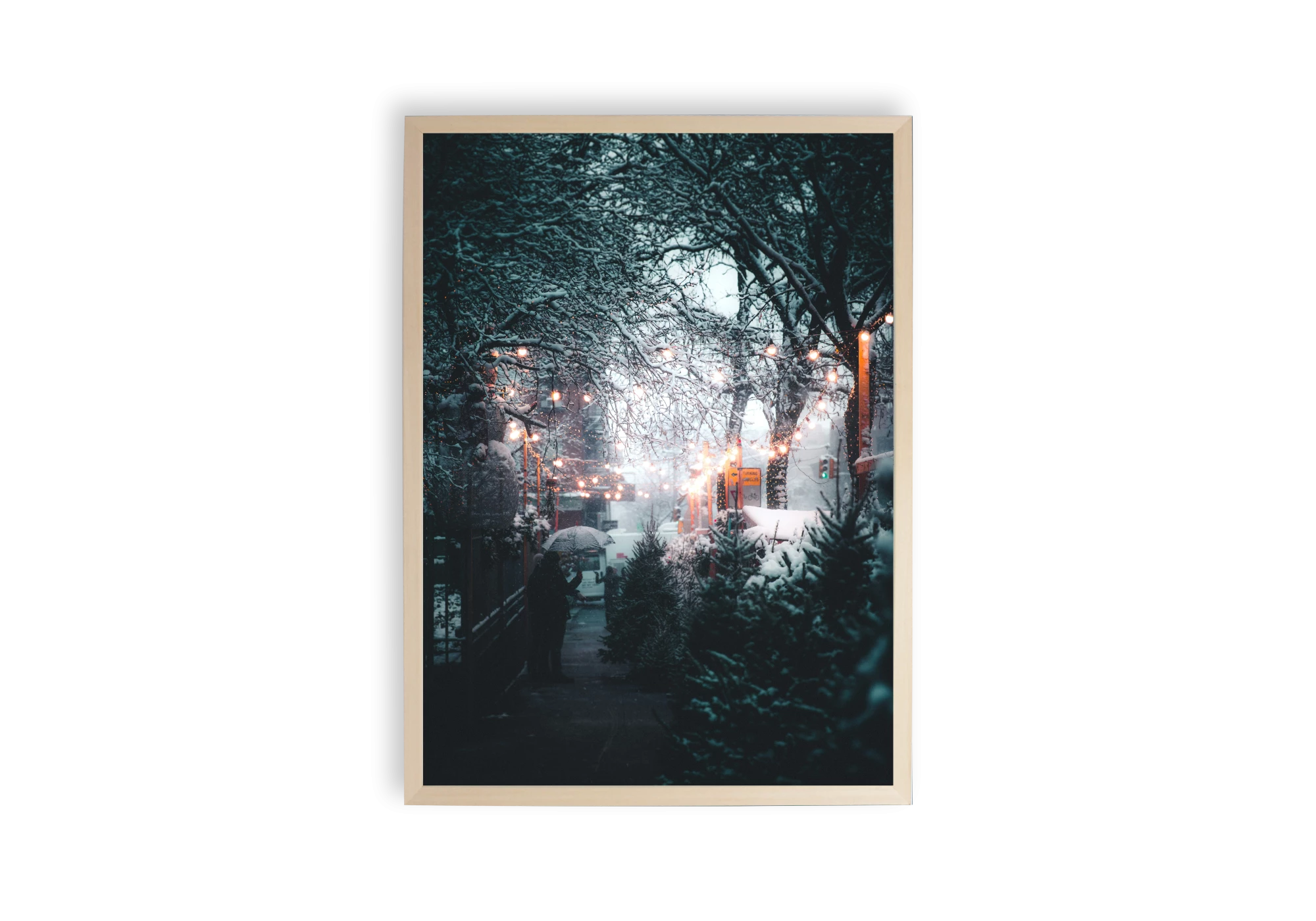 Découvrez ce poster enchanteur qui capture l'esprit hivernal d'une rue illuminée. Parfait pour embellir votre maison, ce cadre apportera une touche de magie à votre intérieur avec son ambiance chaleureuse et ses décorations lumineuses étincelantes.