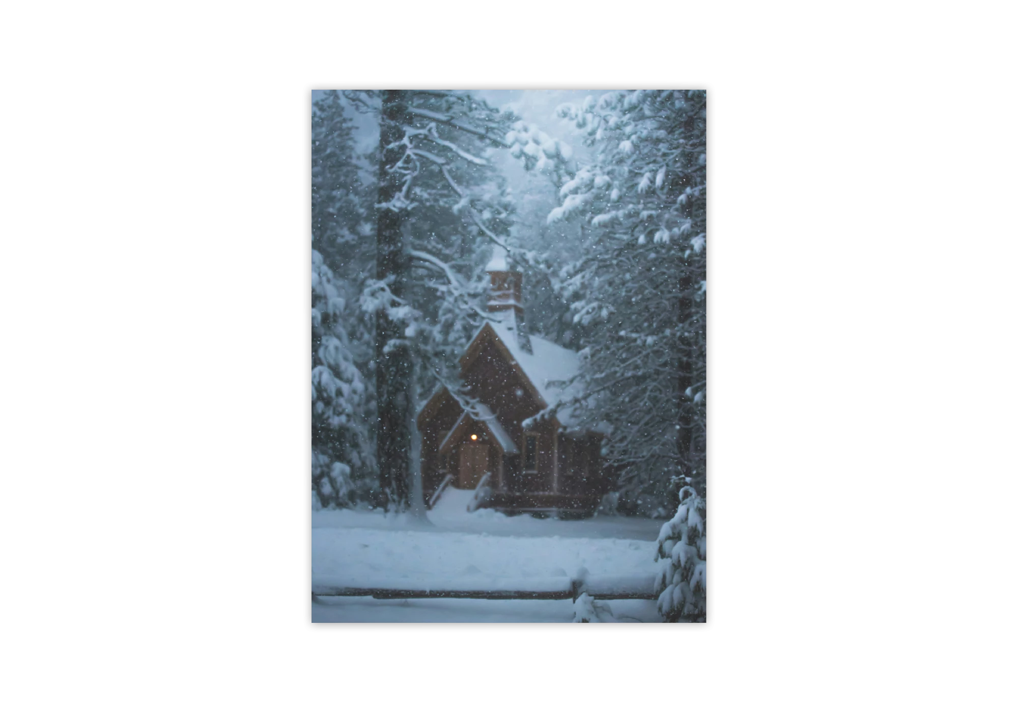 Découvrez ce poster captivant illustrant une maison pittoresque nichée au cœur d'une forêt enneigée. Encadrée avec élégance, cette affiche ajoutera une touche de sérénité hivernale à votre intérieur, transformant votre espace de vie en un havre de paix esthétique.