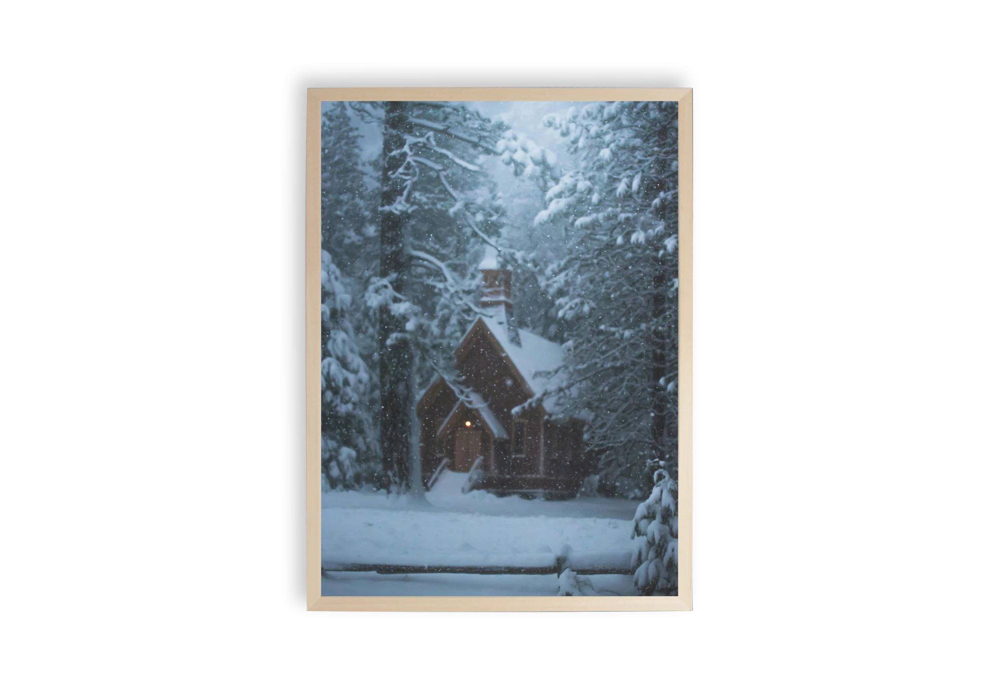 Un magnifique poster représentant une maison isolée au milieu d'une forêt hivernale, encadrez-le pour sublimer l'intérieur. Idéal pour les amateurs d'affiches et de design intérieur, cette image apporte une touche de sérénité et d'évasion à tout domicile.
