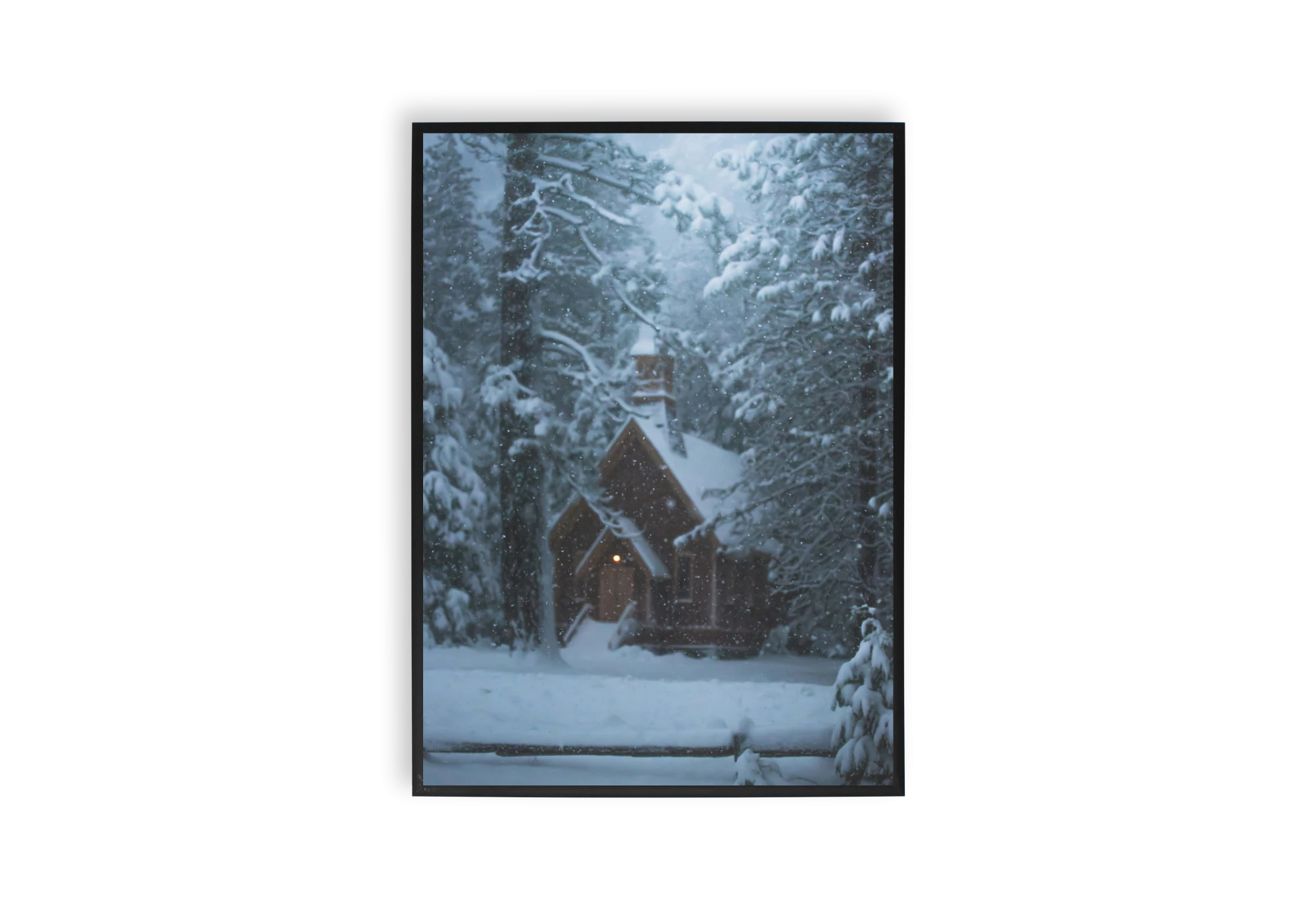 Ce poster présente une maison nichée dans une forêt enneigée, présentée avec élégance. Parfait pour embellir votre intérieur, il apporte une touche de sérénité et de calme à n'importe quelle pièce grâce à son atmosphère hivernale et apaisante. Idéal pour les amateurs d'affiches artistiques.