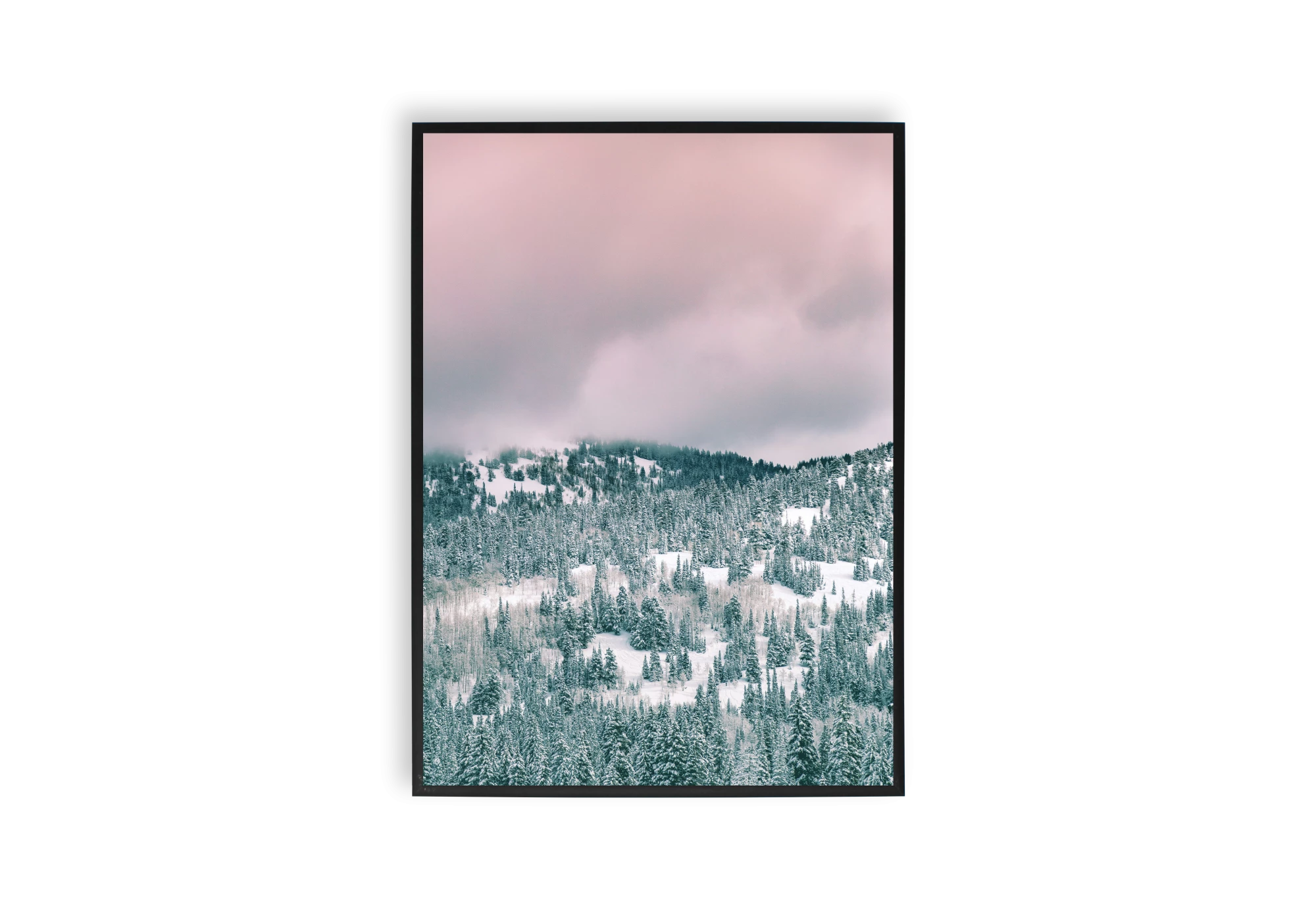 Cette affiche illustre un paysage montagneux enneigé sous un ciel rose nuageux, apportant une touche de sérénité et d'élégance à votre intérieur. Parfaite pour embellir votre maison avec un cadre moderne, elle invitera à la contemplation et au voyage immobile.
