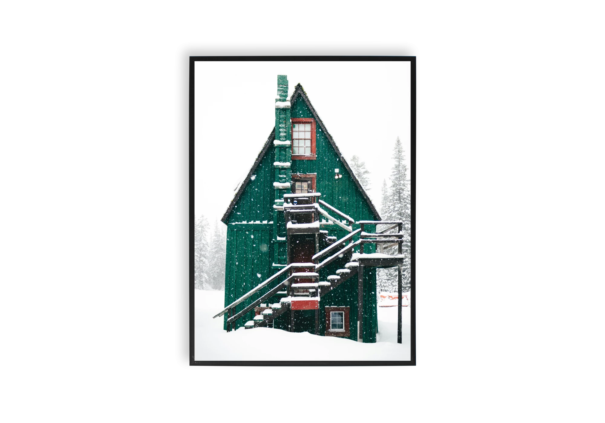 Admirez la beauté sereine d'une maison entourée de neige fraîche. Ce poster aux tons verts et blancs est parfait pour ajouter une touche hivernale à votre intérieur. Idéal en cadre, il enrichit votre collection d'affiches avec charme et élégance.