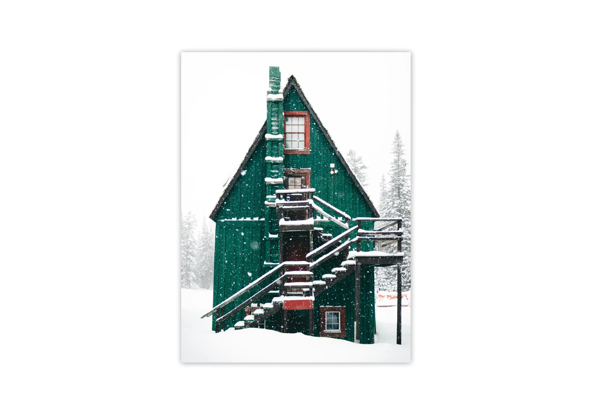 Cette affiche représente une maison en bois verte, nichée dans un paysage hivernal enneigé. Parfaite pour ajouter une touche cosy à votre intérieur, cette image cadre l'authenticité et la sérénité de la nature en hiver. Idéale pour vos affiches déco maison.