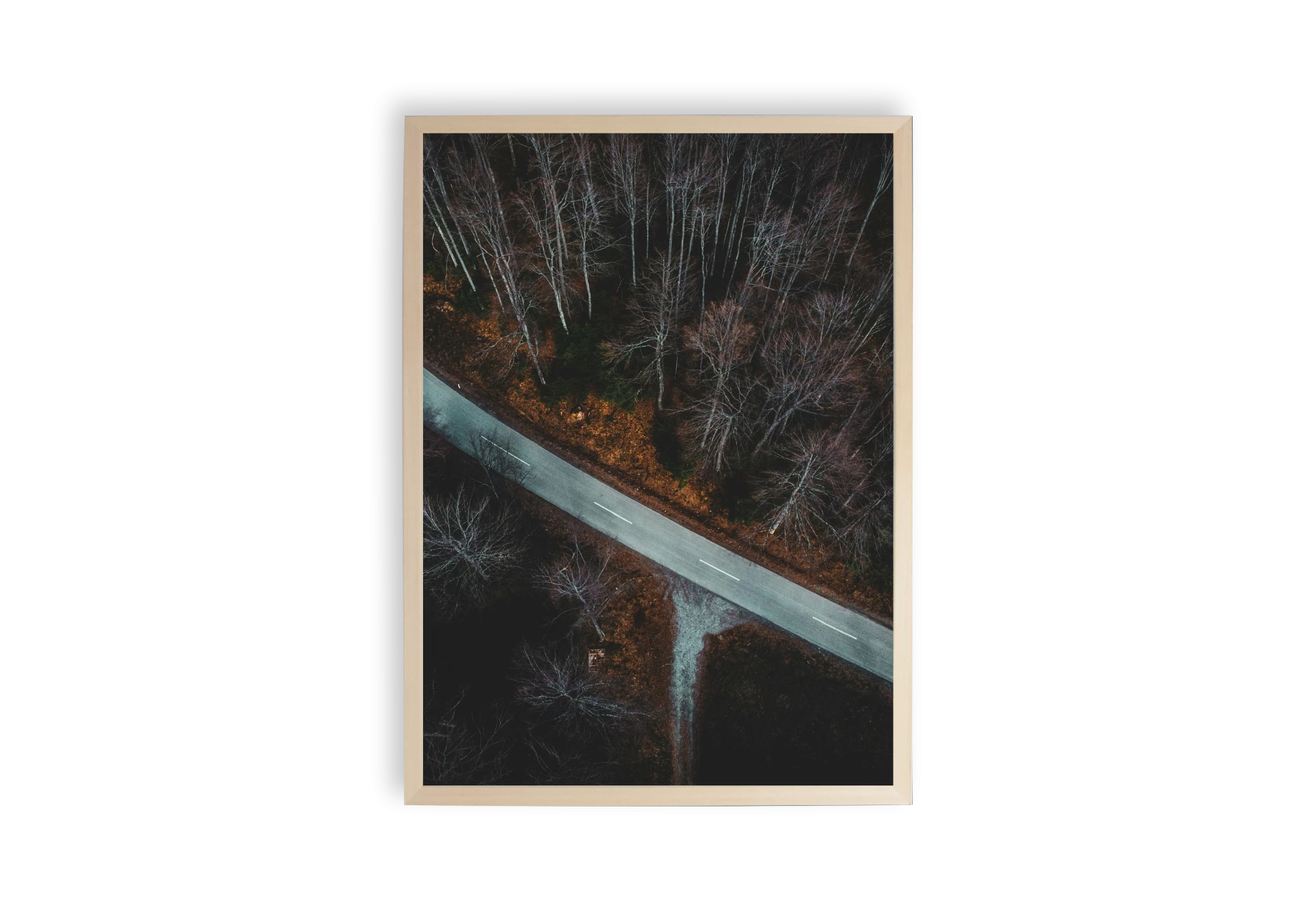 Explorez une ambiance apaisante avec cette affiche de route sinueuse à travers une forêt. Sublimez votre intérieur avec ce cadre élégant, parfait pour apporter une touche de nature et créer une atmosphère unique dans votre maison.