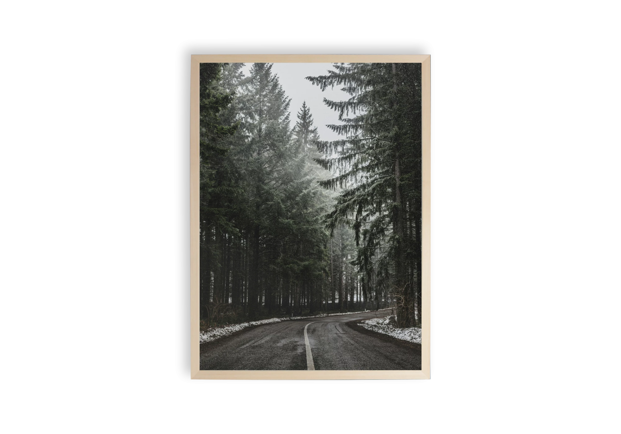 Apportez une touche nature à votre intérieur avec ce cadre de route serpentant à travers une forêt enneigée. Parfait pour décorer vos espaces avec des affiches qui évoquent la tranquillité et l'évasion, transformant votre maison en un lieu apaisant.