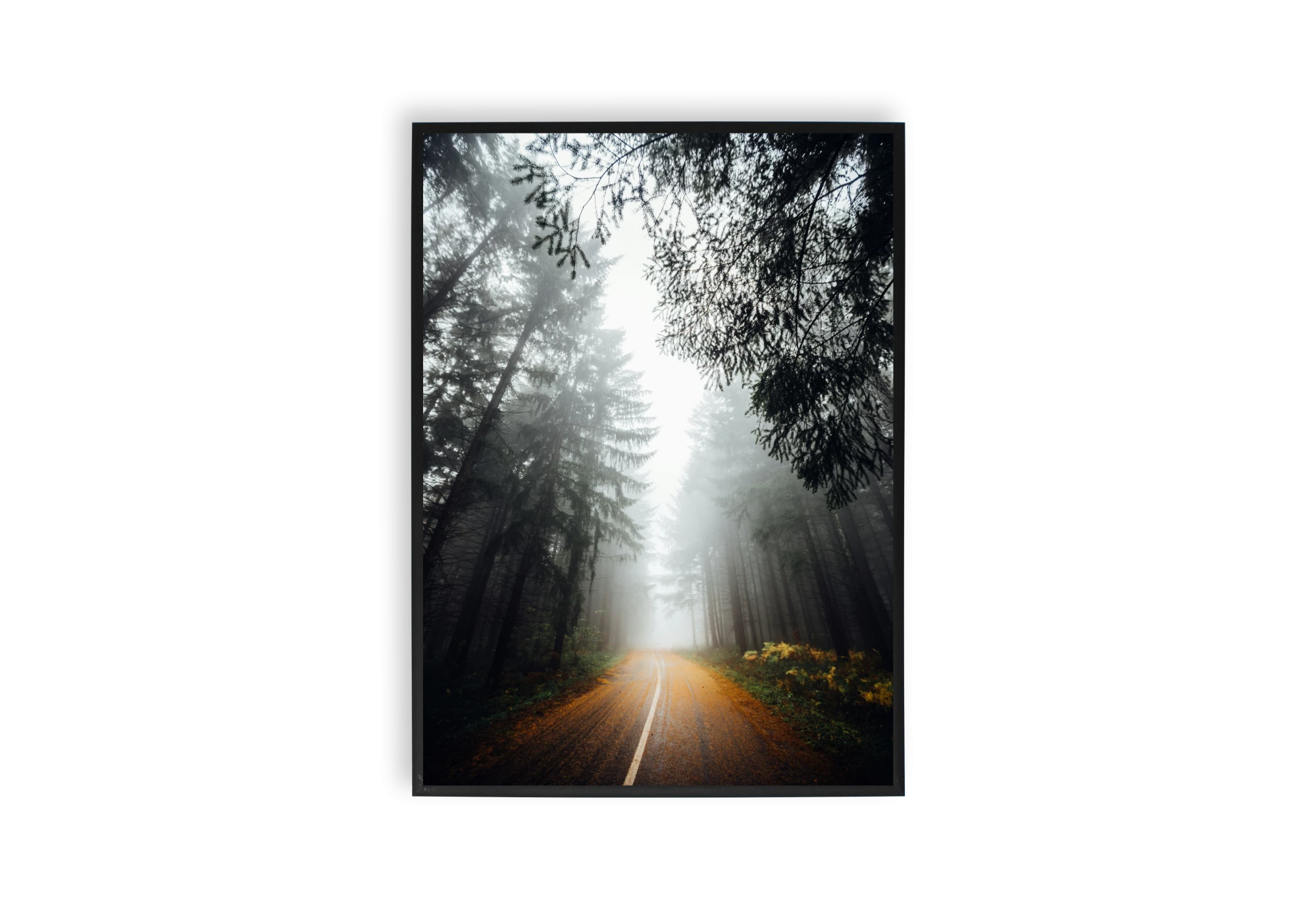 Cette affiche captivante capture une route forestière embrumée, idéale pour embellir l'intérieur de votre maison. Le cadre soigné apporte une touche d'élégance, faisant de ce poster un choix parfait pour les amateurs d'affiches et de décor intérieur sophistiqué.