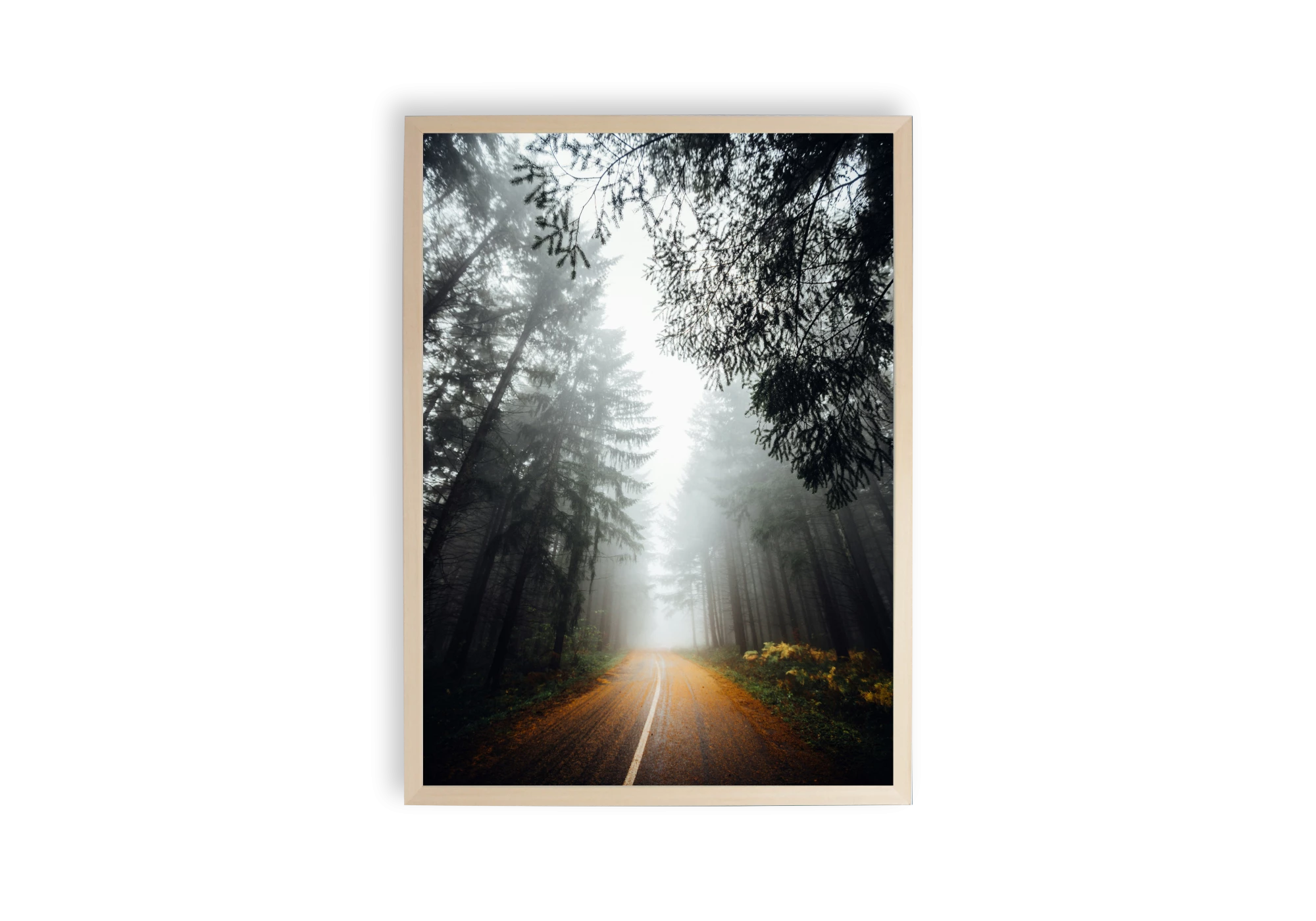 Explorez l'élégance apaisante de la nature avec cette affiche captivante mettant en scène une route forestière embrumée. Parfaite pour embellir l'intérieur de votre maison, elle s'intègre harmonieusement dans un cadre, ajoutant une touche sereine et inspirante à vos espaces de vie.