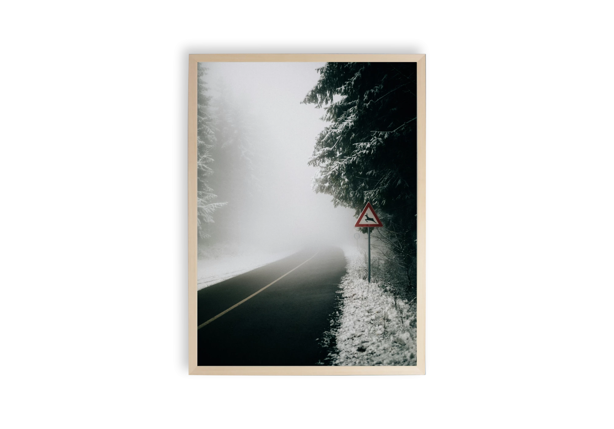 Cette affiche captivante montre une route enneigée enveloppée de brouillard, parfaite pour embellir votre intérieur. Placée dans un cadre élégant, elle évoque le mystère et la sérénité, ajoutant une touche artistique et originale à votre maison.