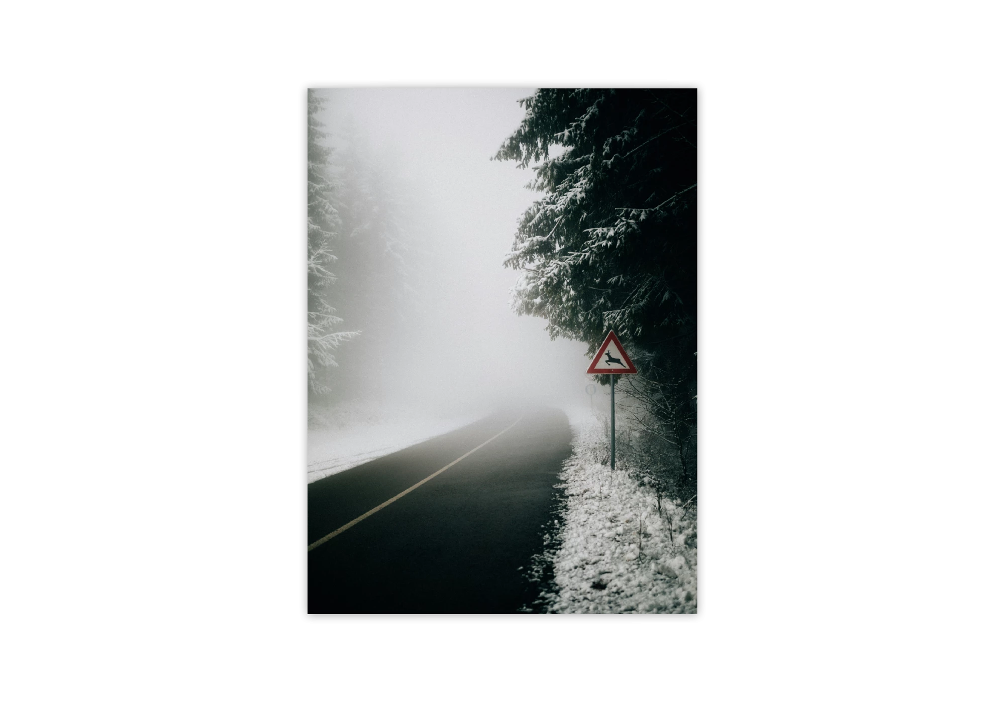 Découvrez cette affiche captivante d'une route enneigée serpentant à travers la forêt, ajoutant une touche de mystère à tout intérieur. Parfaitement encadrée, elle apporte une ambiance apaisante à votre maison, combinant simplicité et élégance avec un paysage hivernal envoûtant.