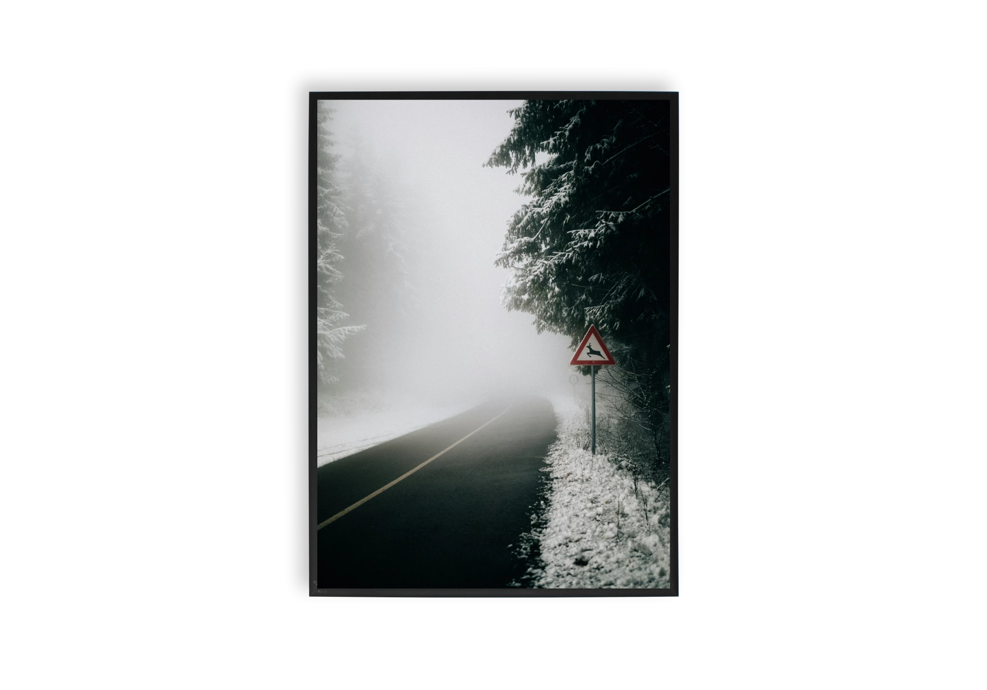 Découvrez ce cadre captivant représentant une route enneigée et brumeuse. Cette affiche, idéale pour l'intérieur de votre maison, évoque une ambiance mystique et paisible. Ajoutez une touche de sérénité avec ce poster à l'allure élégante et épurée.