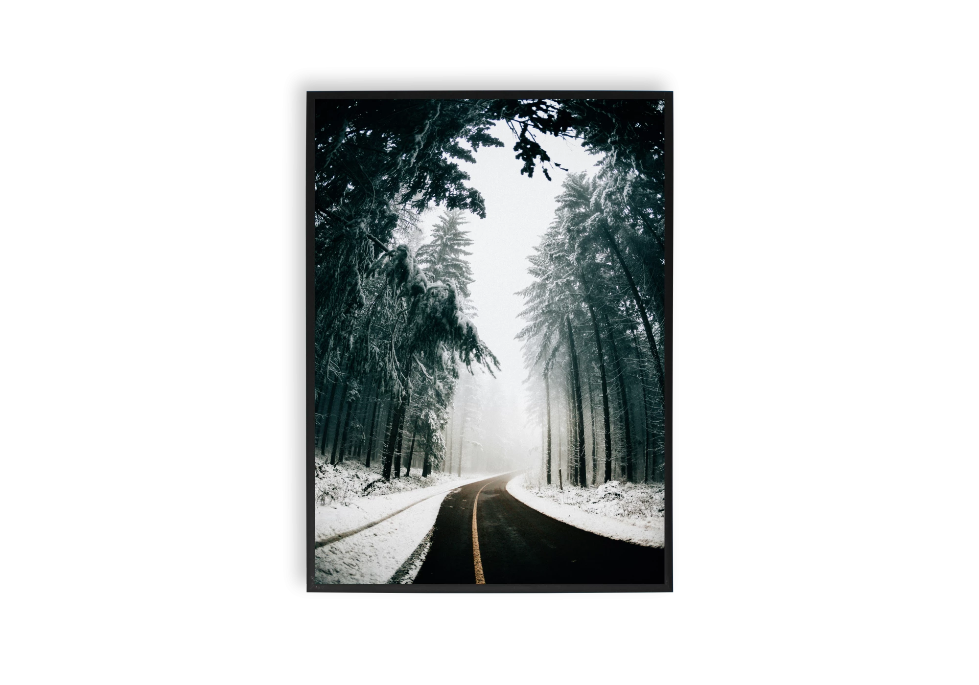 Cette affiche captivante capture une route sinueuse à travers une forêt enneigée, idéale pour ajouter une touche de sérénité à votre intérieur. Parfaite pour un cadre moderne, elle transforme votre maison en un havre de paix, offrant une évasion visuelle vers la nature sauvage et paisible.