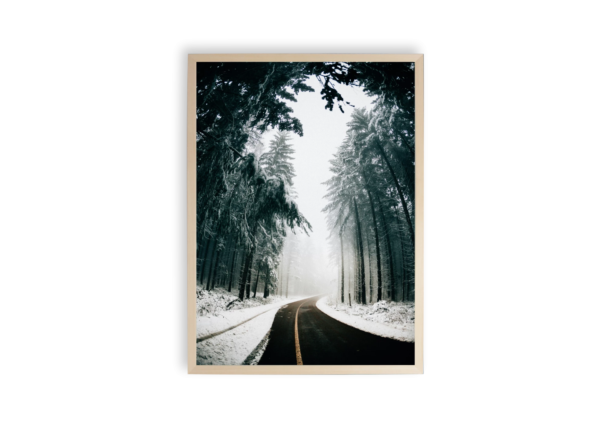 Découvrez cette affiche captivante d'une route forestière enneigée, parfaite pour ajouter une touche d'élégance à votre intérieur. Ce poster encadré évoque le calme hivernal et s'intègre harmonieusement dans la décoration de votre maison, offrant un paysage serein et enchanteur.