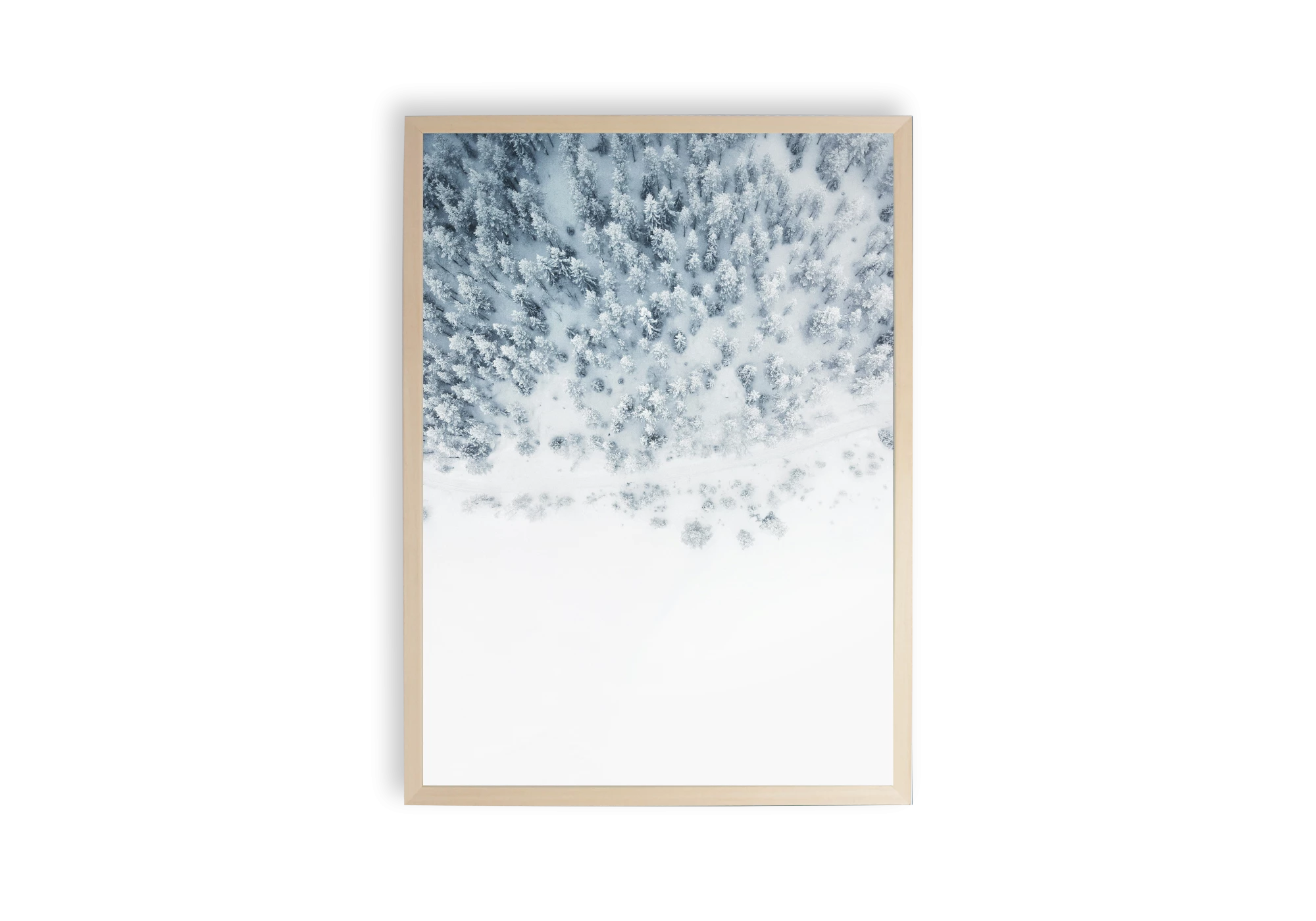 Admirez cette affiche captivante illustrant un paysage hivernal serein. Idéale pour la décoration intérieure, elle ajoute une touche de tranquillité à votre maison. Encadrée avec soin, elle s'intègre parfaitement dans n'importe quel cadre intérieur moderne.