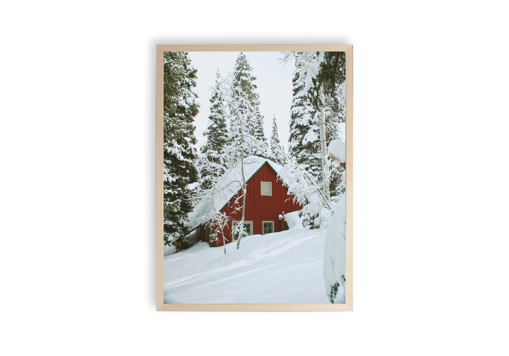 Cette affiche captivante représente une maison en bois rouge nichée au cœur d'une forêt enneigée. Parfaite pour l'intérieur, elle sublime votre espace avec son cadre élégant. Ajoutez une touche de nature et de quiétude hivernale à vos murs grâce à ce poster enchanteur.