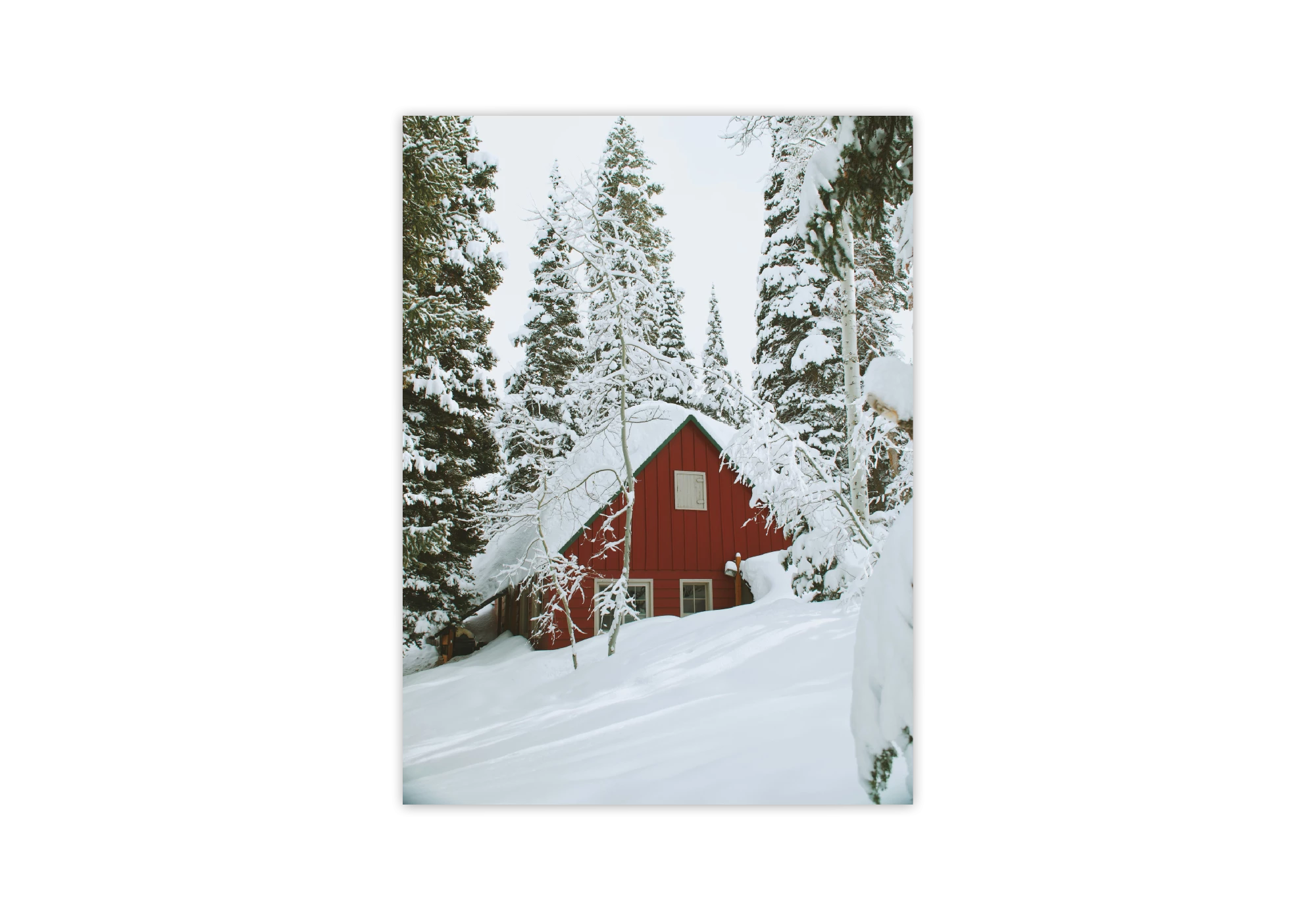 Cadre parfait pour votre intérieur, ce poster capture une maison rouge nichée dans un paysage enneigé. Les arbres couverts de neige entourent la maison, créant une atmosphère sereine et chaleureuse. Un ajout idéal pour vos affiches de décoration.
