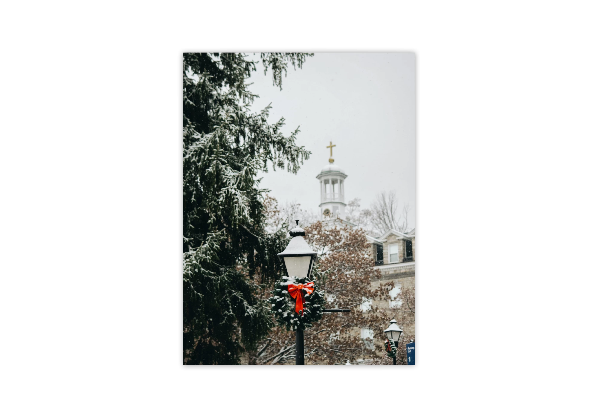 Cette affiche capture un cadre hivernal enchanteur avec un lampadaire orné d'une couronne de Noël. Parfaite pour décorer votre intérieur, elle apporte une touche festive et chaleureuse à votre maison grâce à sa belle représentation d’un paysage enneigé.