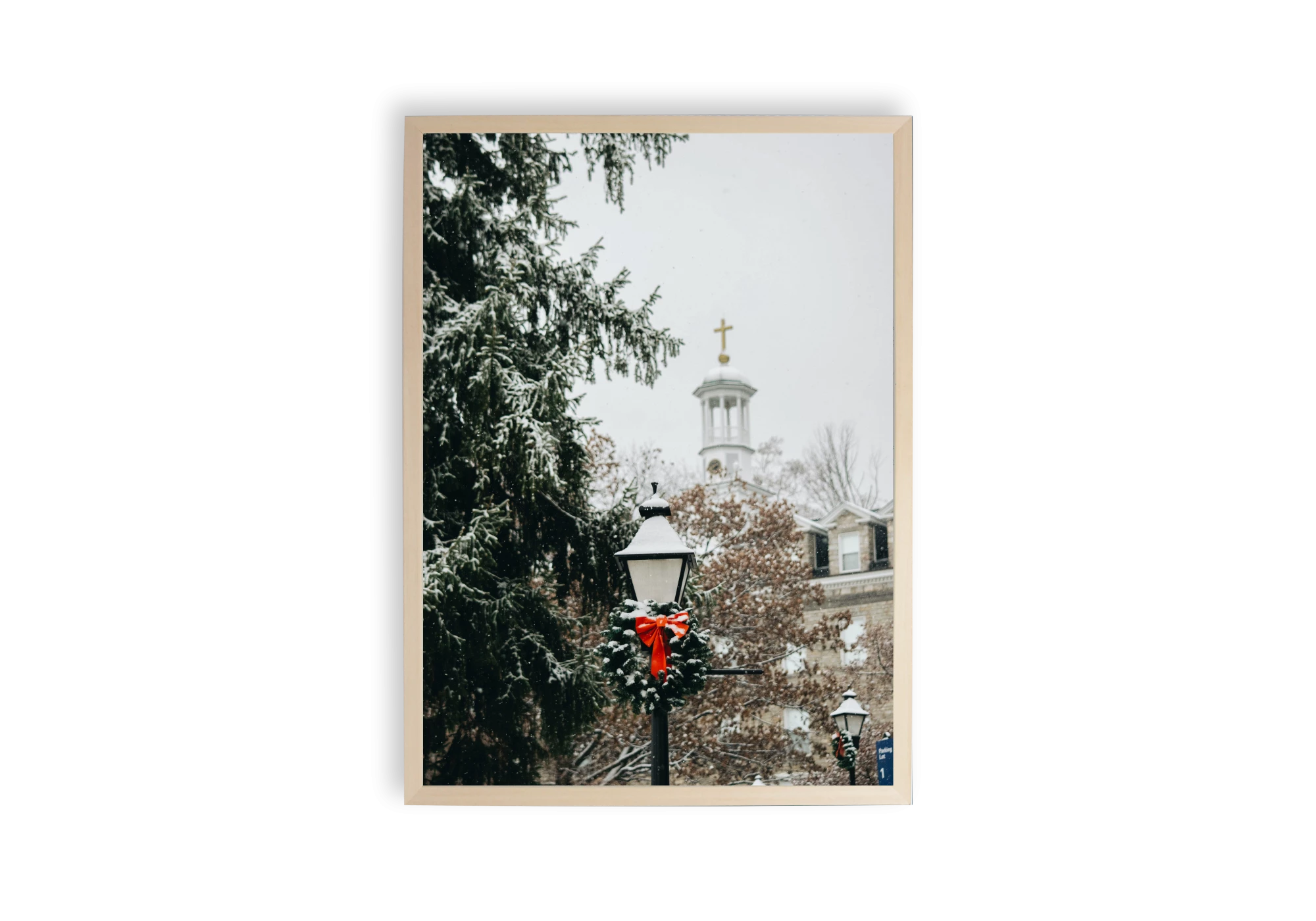 Capturez l'essence paisible de l'hiver avec ce poster enchâssé dans un cadre élégant. Parfait pour ajouter une touche de sérénité à votre maison, cette affiche illustre une scène enneigée, idéale pour sublimer votre intérieur avec charme et authenticité.