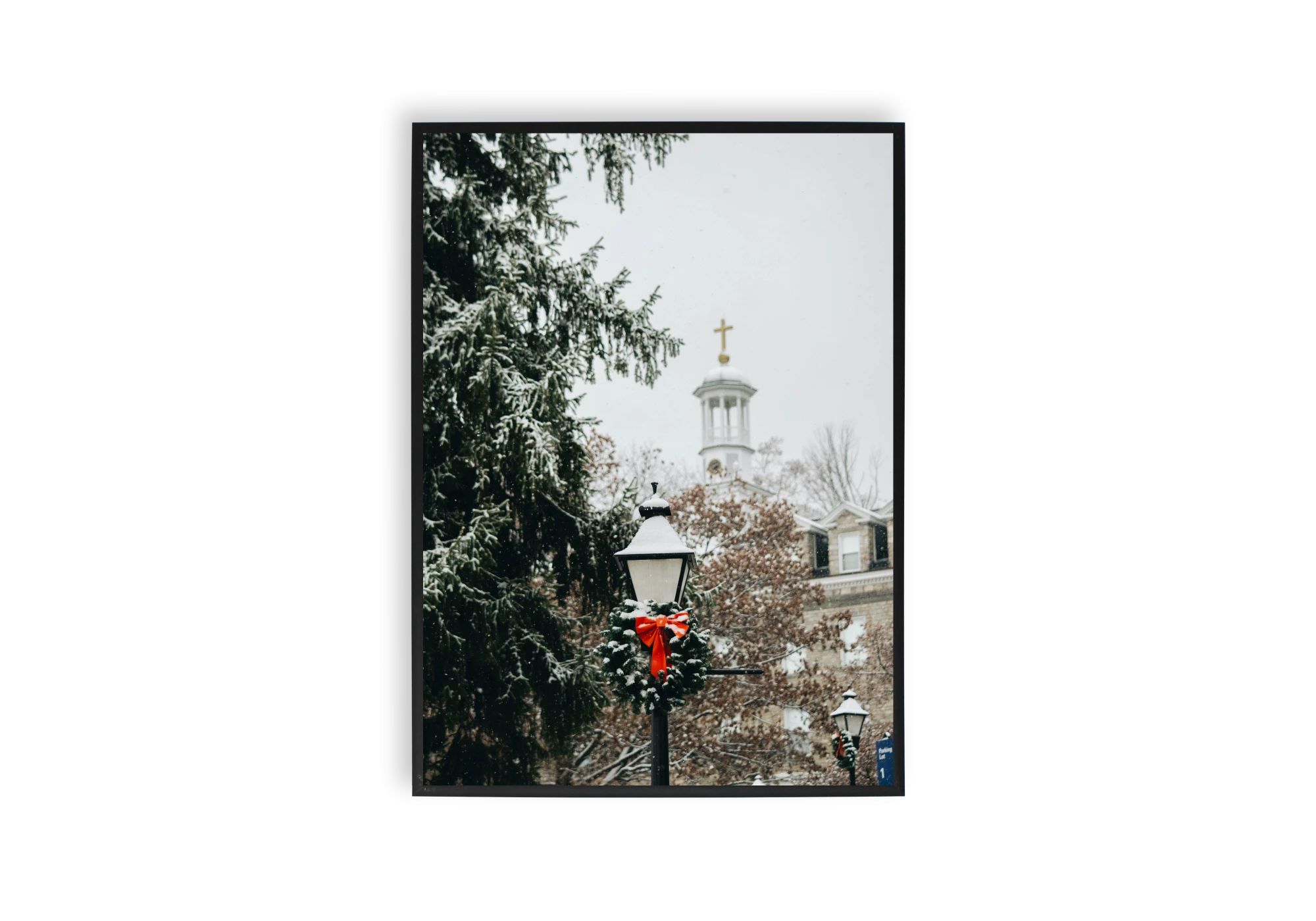 Cette affiche élégante capture un paysage hivernal avec un lampadaire décoré. Idéale pour embellir votre intérieur, elle s'intègre parfaitement dans un cadre, ajoutant une touche chaleureuse et festive à votre maison. Un incontournable pour les amateurs de posters et cadres artistiques.