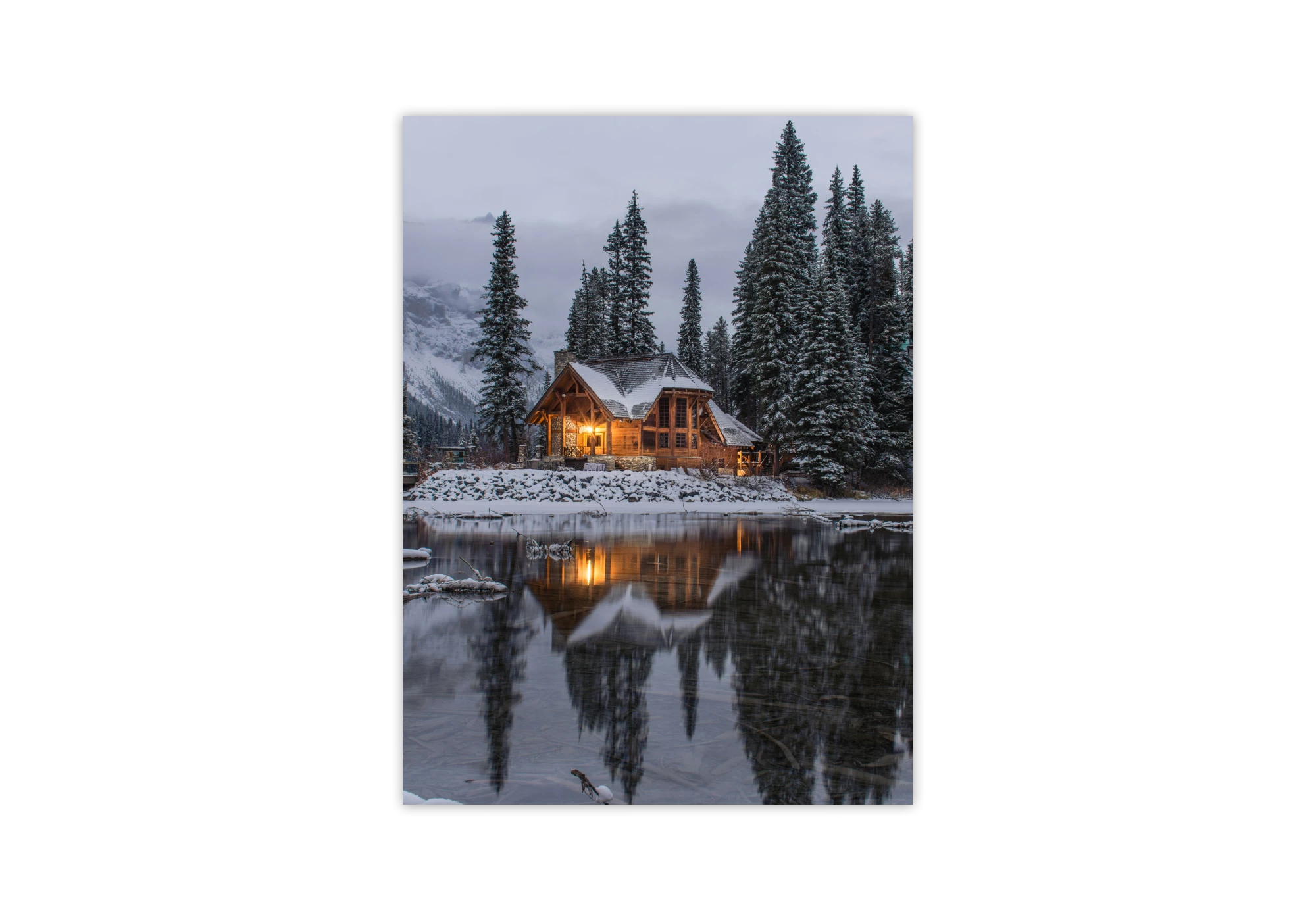 Découvrez cette affiche captivante d'une maison chaleureuse entourée de neige et de sapins. Parfait pour embellir votre intérieur avec un cadre design, apportant une touche de sérénité et d'évasion à votre espace. Idéal pour les amateurs d'affiches décoratives et nature.