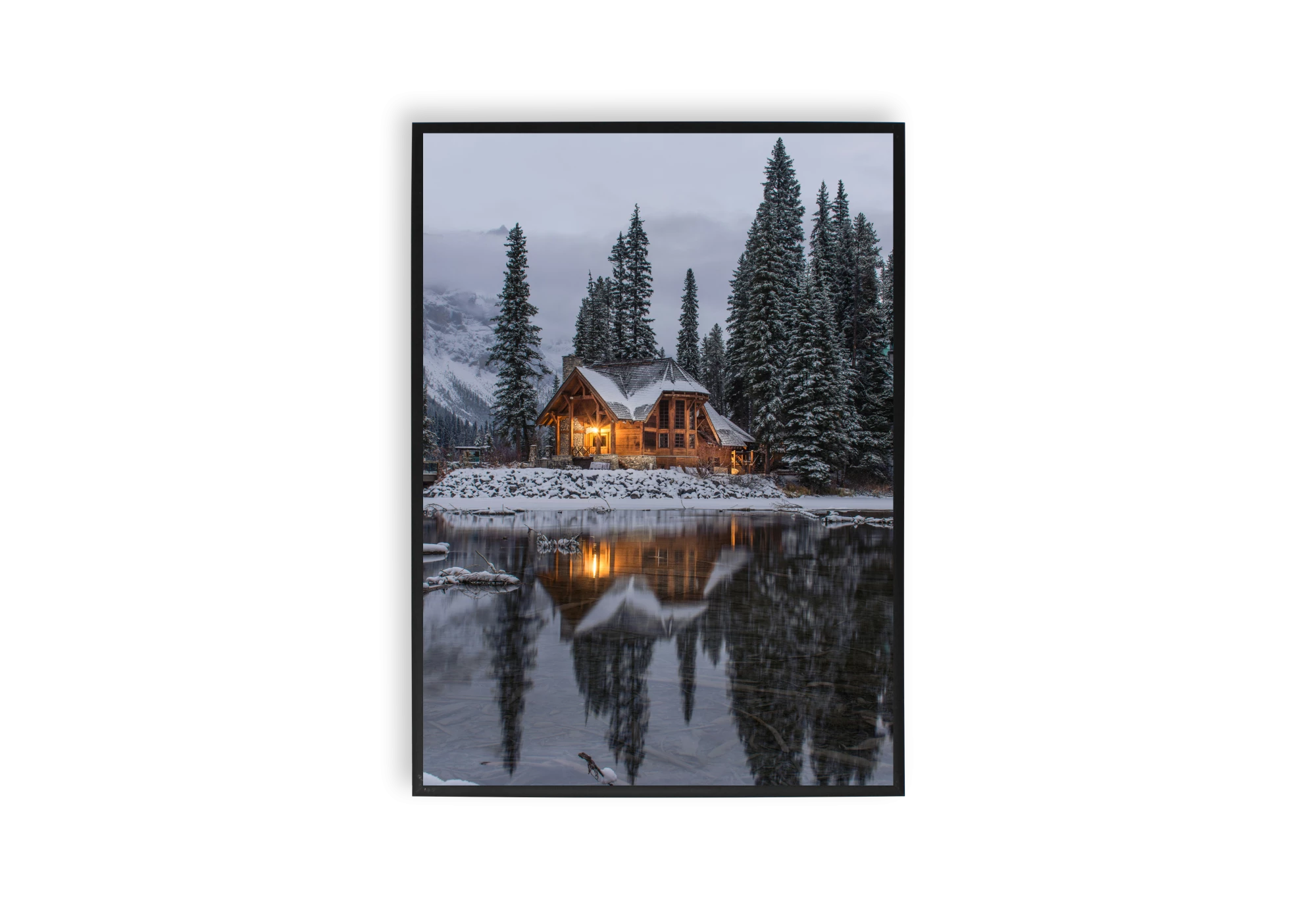 Plongez dans la sérénité avec ce poster captivant d'une maison enneigée, nichée entre les sapins. Idéal pour l'intérieur, ce cadre élégant évoque une atmosphère hivernale et chaleureuse. Parfait pour enrichir votre collection d'affiches, apportant une touche de nature à votre espace.